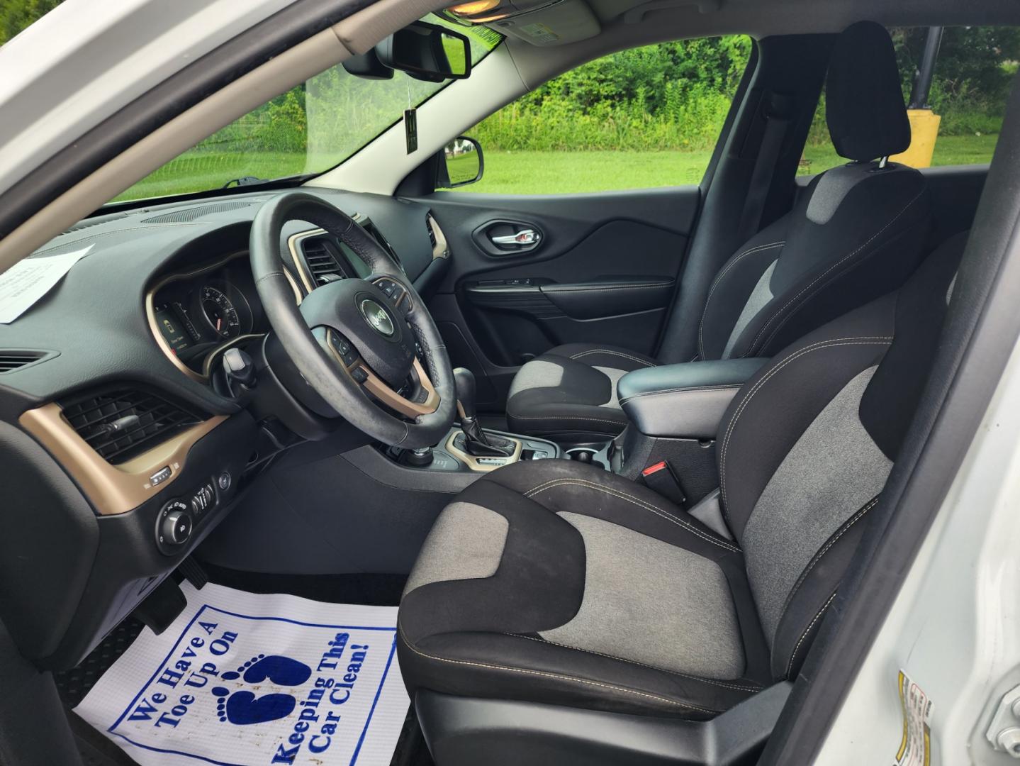 2014 WHITE /Black Jeep Cherokee Latitude 4WD (1C4PJMCS2EW) with an 3.2L V6 DOHC 24V engine, 9-Speed Automatic transmission, located at 1221 Madison St., Shelbyville, TN, 37160, (931) 680-9439, 0.000000, 0.000000 - Photo#5