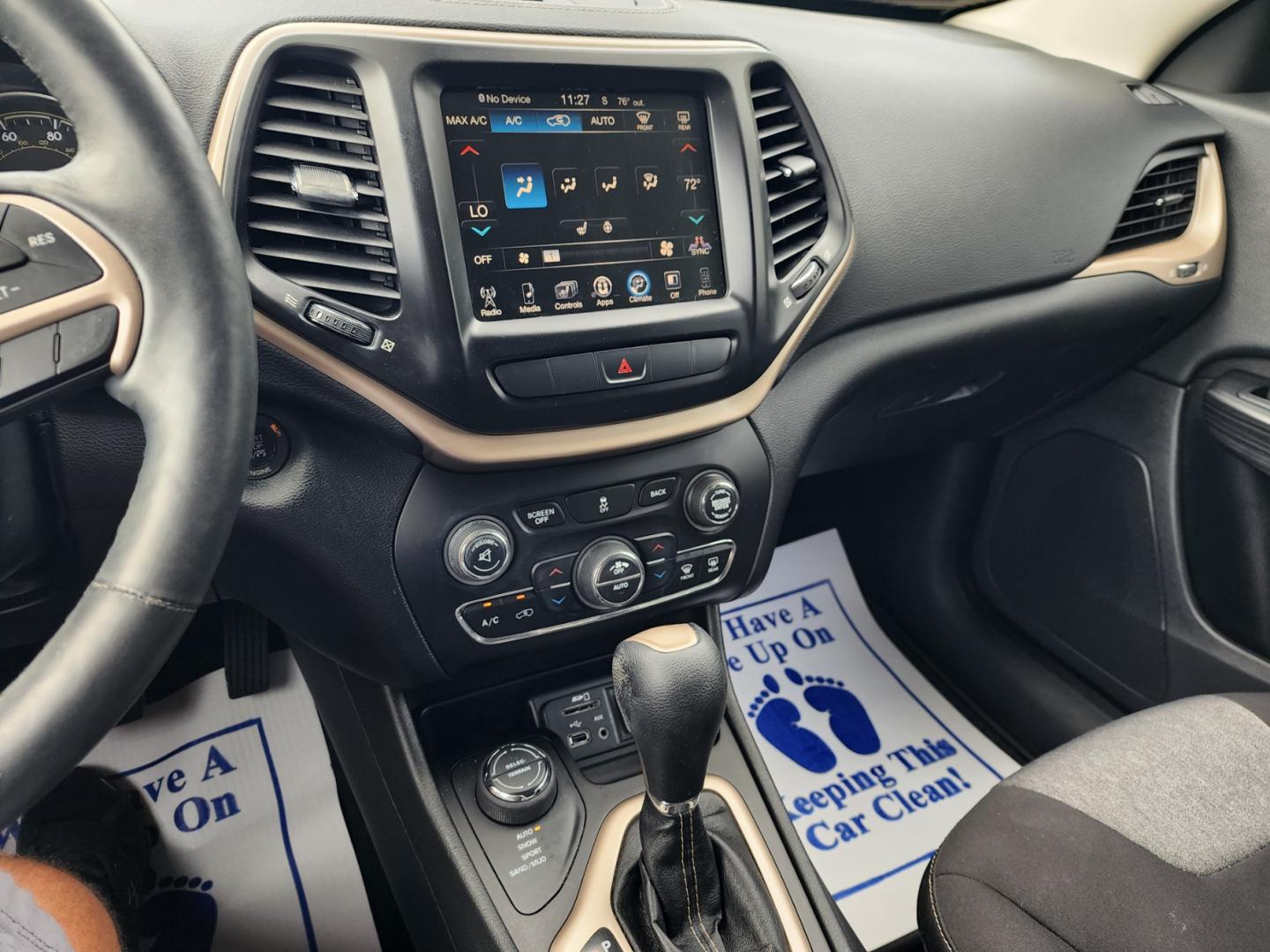 2014 WHITE /Black Jeep Cherokee Latitude 4WD (1C4PJMCS2EW) with an 3.2L V6 DOHC 24V engine, 9-Speed Automatic transmission, located at 1221 Madison St., Shelbyville, TN, 37160, (931) 680-9439, 0.000000, 0.000000 - Photo#6