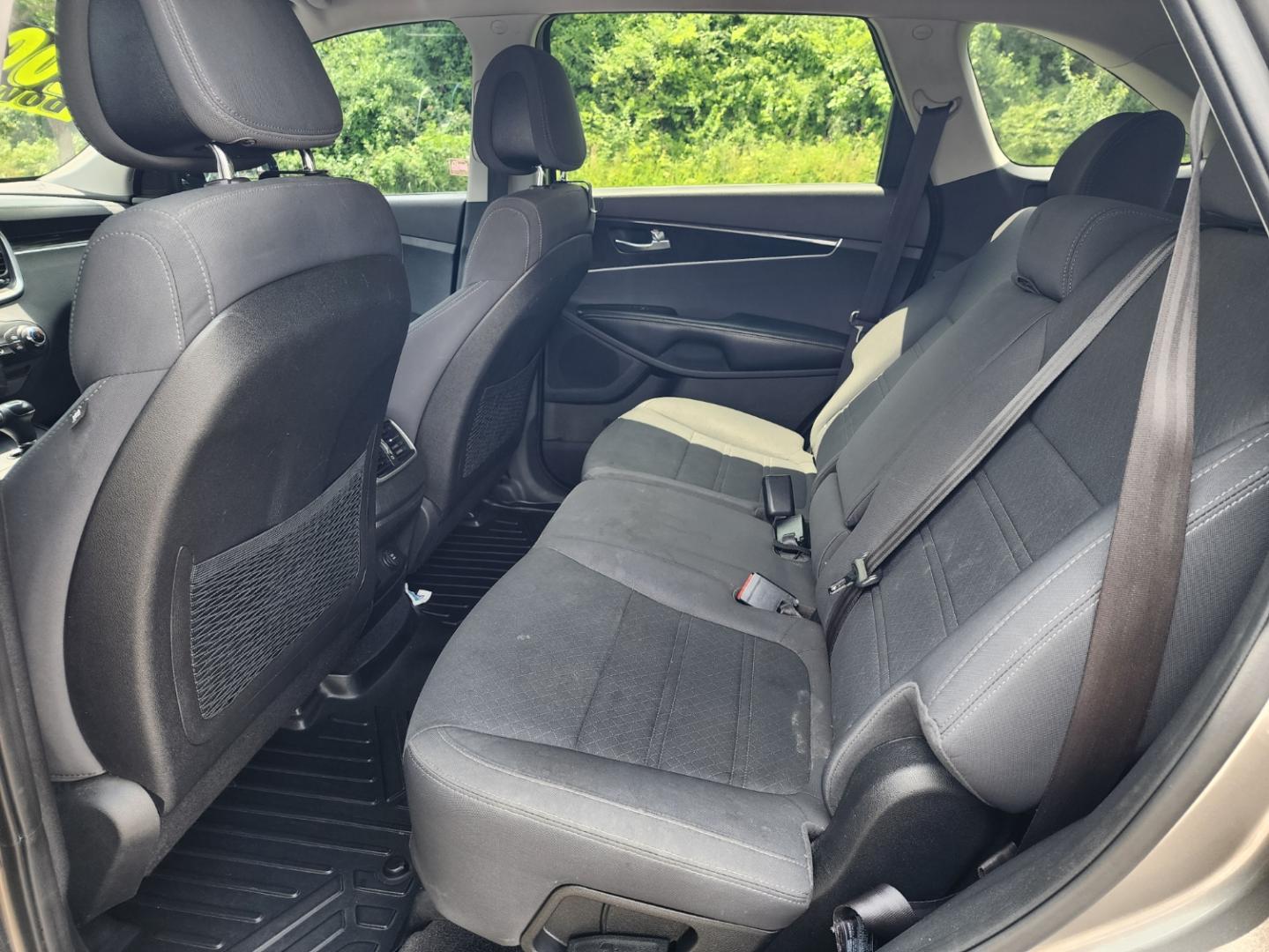 2016 Gray /Gray Kia Sorento LX AWD (5XYPGDA31GG) with an 2.4L L4 DOHC 16V engine, 6-Speed Automatic transmission, located at 1221 Madison St., Shelbyville, TN, 37160, (931) 680-9439, 0.000000, 0.000000 - Photo#4