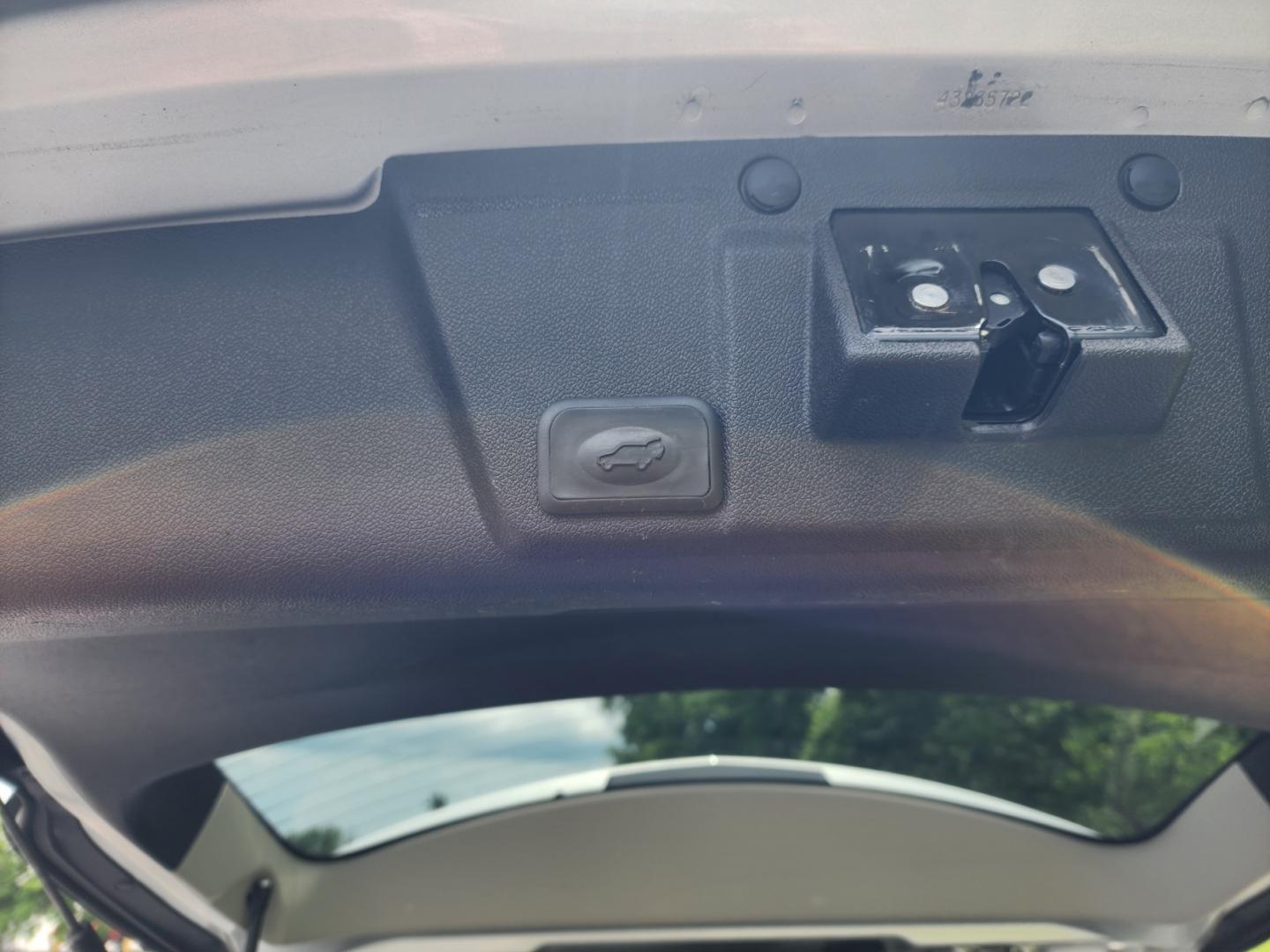 2013 Silver /Black Chevrolet Traverse LTZ AWD (1GNKVLKD1DJ) with an 3.6L V6 DOHC 24V engine, 6-Speed Automatic transmission, located at 1221 Madison St., Shelbyville, TN, 37160, (931) 680-9439, 0.000000, 0.000000 - Photo#4