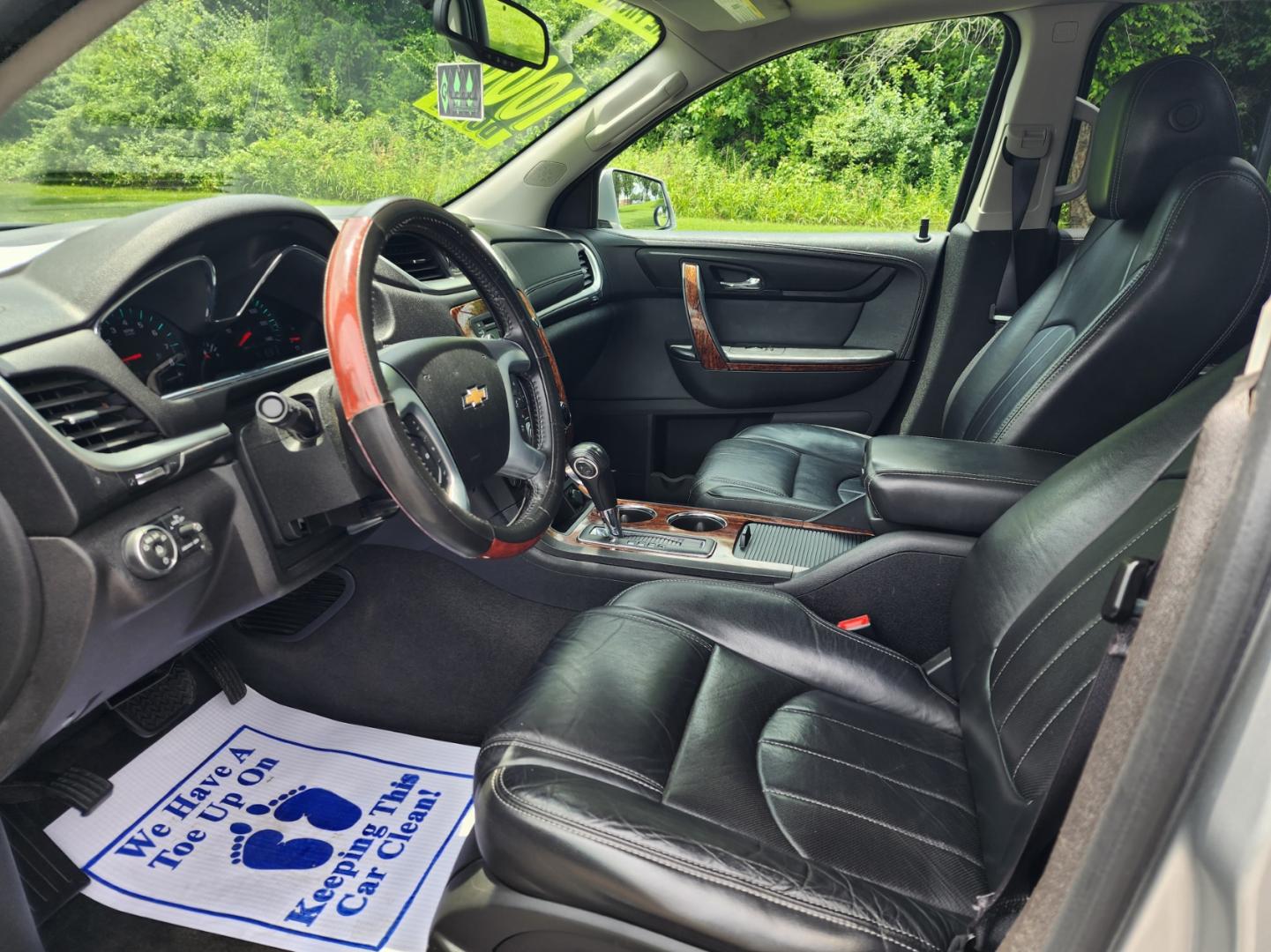 2013 Silver /Black Chevrolet Traverse LTZ AWD (1GNKVLKD1DJ) with an 3.6L V6 DOHC 24V engine, 6-Speed Automatic transmission, located at 1221 Madison St., Shelbyville, TN, 37160, (931) 680-9439, 0.000000, 0.000000 - Photo#7