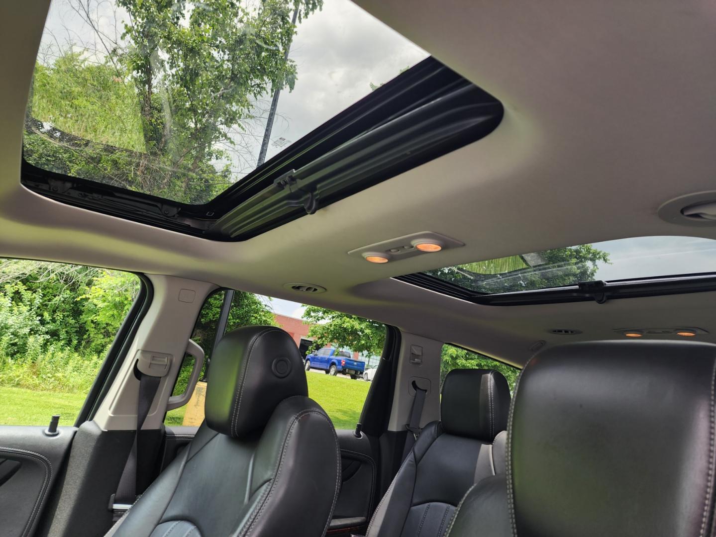2013 Silver /Black Chevrolet Traverse LTZ AWD (1GNKVLKD1DJ) with an 3.6L V6 DOHC 24V engine, 6-Speed Automatic transmission, located at 1221 Madison St., Shelbyville, TN, 37160, (931) 680-9439, 0.000000, 0.000000 - Photo#8