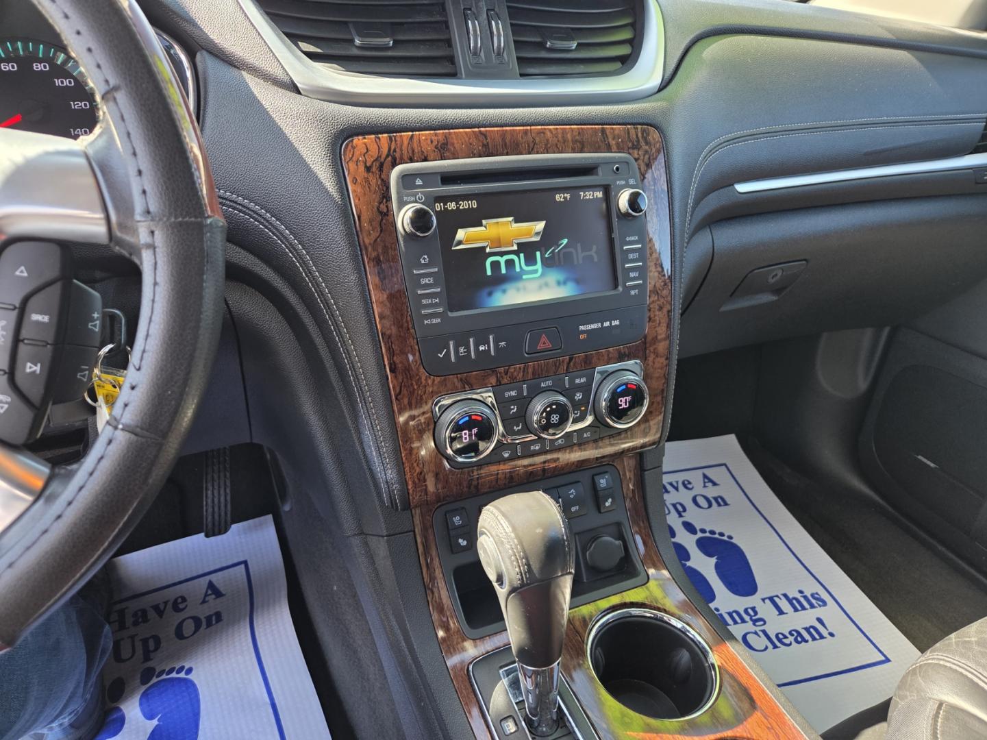 2013 Silver /Black Chevrolet Traverse LTZ AWD (1GNKVLKD1DJ) with an 3.6L V6 DOHC 24V engine, 6-Speed Automatic transmission, located at 1221 Madison St., Shelbyville, TN, 37160, (931) 680-9439, 0.000000, 0.000000 - Photo#7