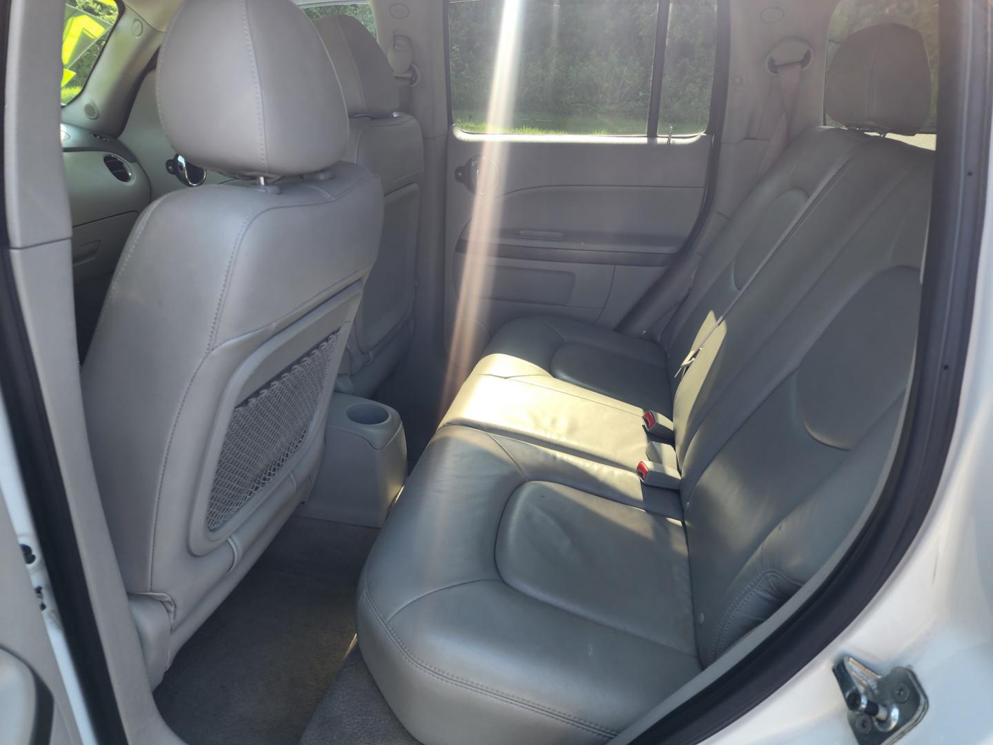 2007 WHITE /Gray Chevrolet HHR LT2 (3GNDA33P67S) with an 2.4L L4 DOHC 16V engine, 6-Speed Automatic Overdrive transmission, located at 1221 Madison St., Shelbyville, TN, 37160, (931) 680-9439, 0.000000, 0.000000 - Photo#4