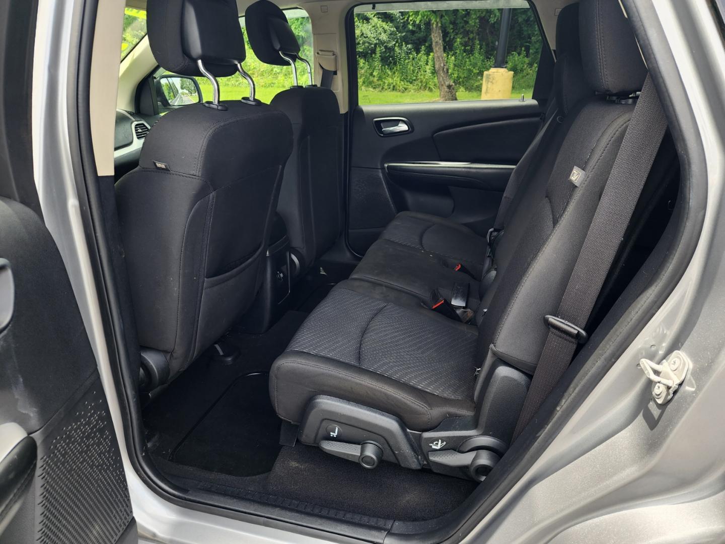 2018 SILVER /Gray Dodge Journey SE (3C4PDCABXJT) with an 2.4L L4 DOHC 16V engine, 4A transmission, located at 1221 Madison St., Shelbyville, TN, 37160, (931) 680-9439, 0.000000, 0.000000 - Photo#5