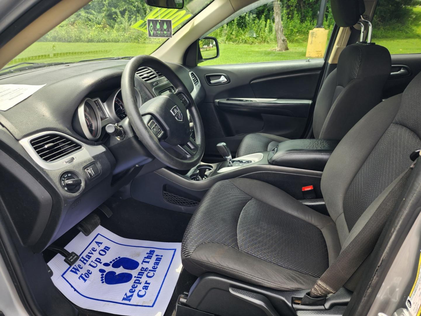 2018 SILVER /Gray Dodge Journey SE (3C4PDCABXJT) with an 2.4L L4 DOHC 16V engine, 4A transmission, located at 1221 Madison St., Shelbyville, TN, 37160, (931) 680-9439, 0.000000, 0.000000 - Photo#6