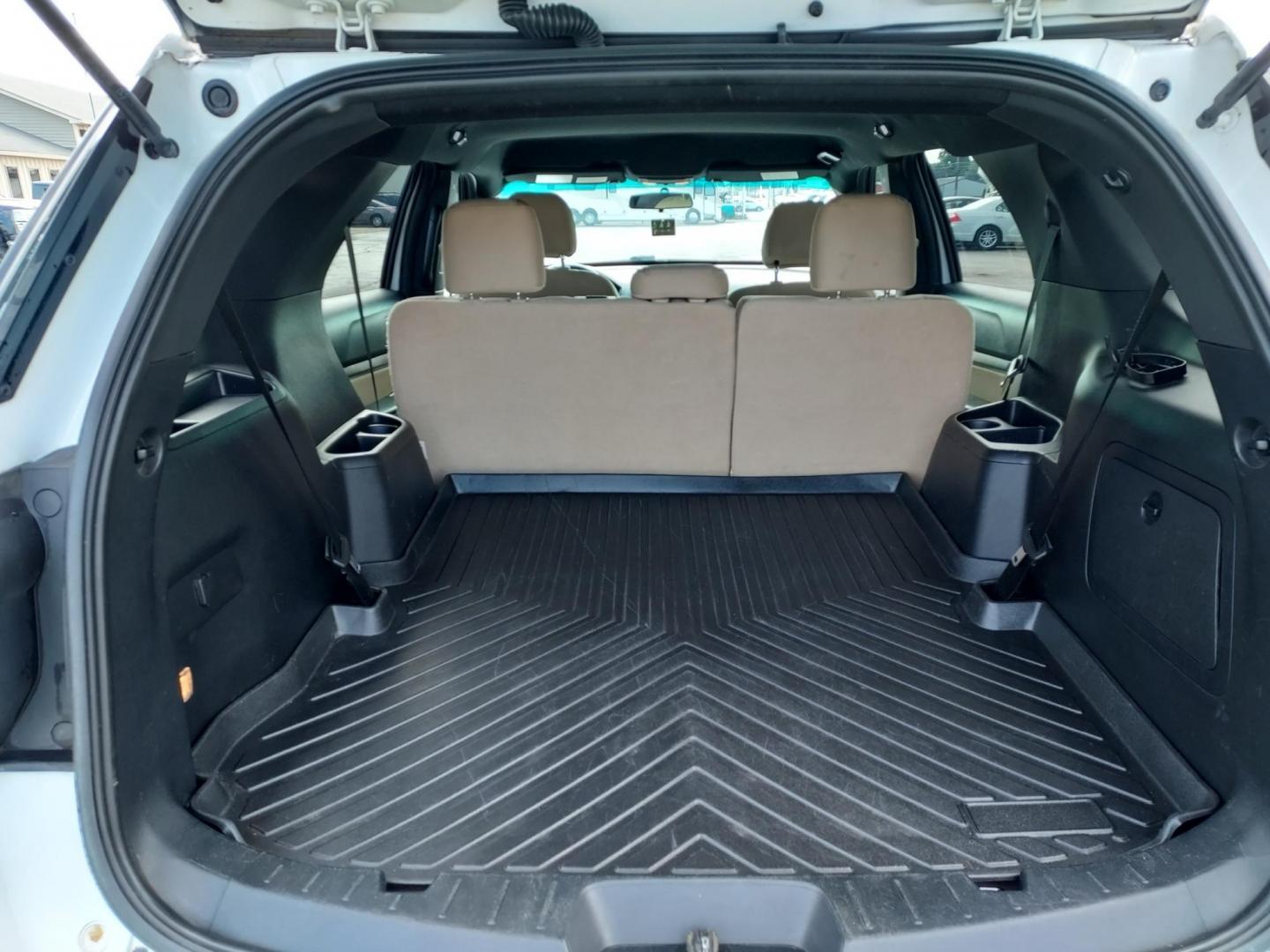 2016 WHITE /Beige Ford Explorer Base 4WD (1FM5K8B8XGG) with an 3.5L V6 DOHC 24V engine, 6-Speed Automatic transmission, located at 1221 Madison St., Shelbyville, TN, 37160, (931) 680-9439, 0.000000, 0.000000 - Photo#3