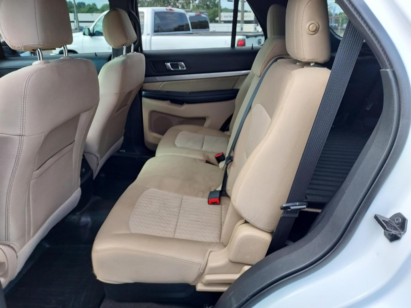 2016 WHITE /Beige Ford Explorer Base 4WD (1FM5K8B8XGG) with an 3.5L V6 DOHC 24V engine, 6-Speed Automatic transmission, located at 1221 Madison St., Shelbyville, TN, 37160, (931) 680-9439, 0.000000, 0.000000 - Photo#5