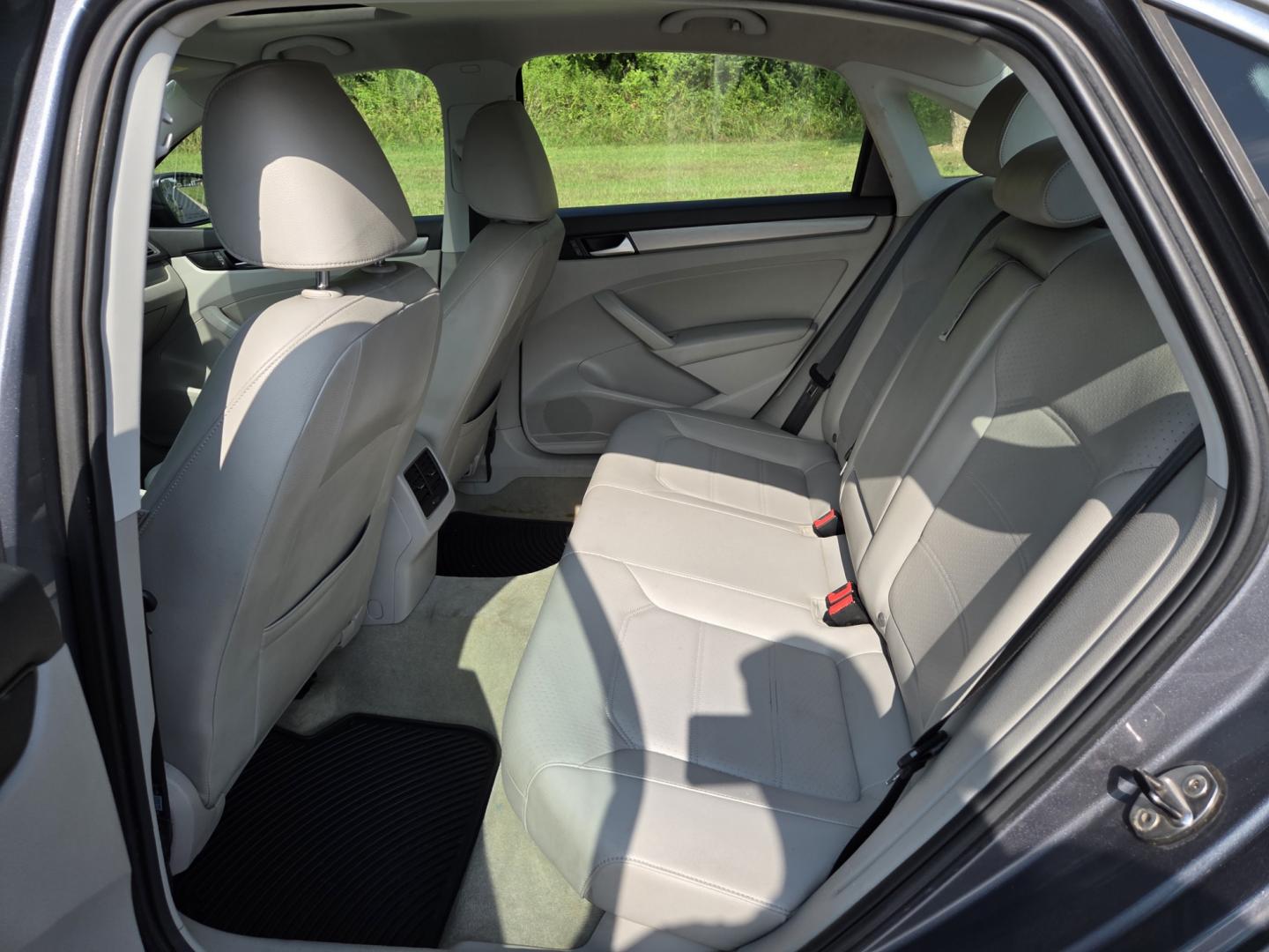 2014 Gray /Gray Volkswagen Passat 1.8T SE AT PZEV (1VWBT7A38EC) with an 1.8L L4 TURBO engine, 6-Speed Automatic transmission, located at 1221 Madison St., Shelbyville, TN, 37160, (931) 680-9439, 0.000000, 0.000000 - Photo#3