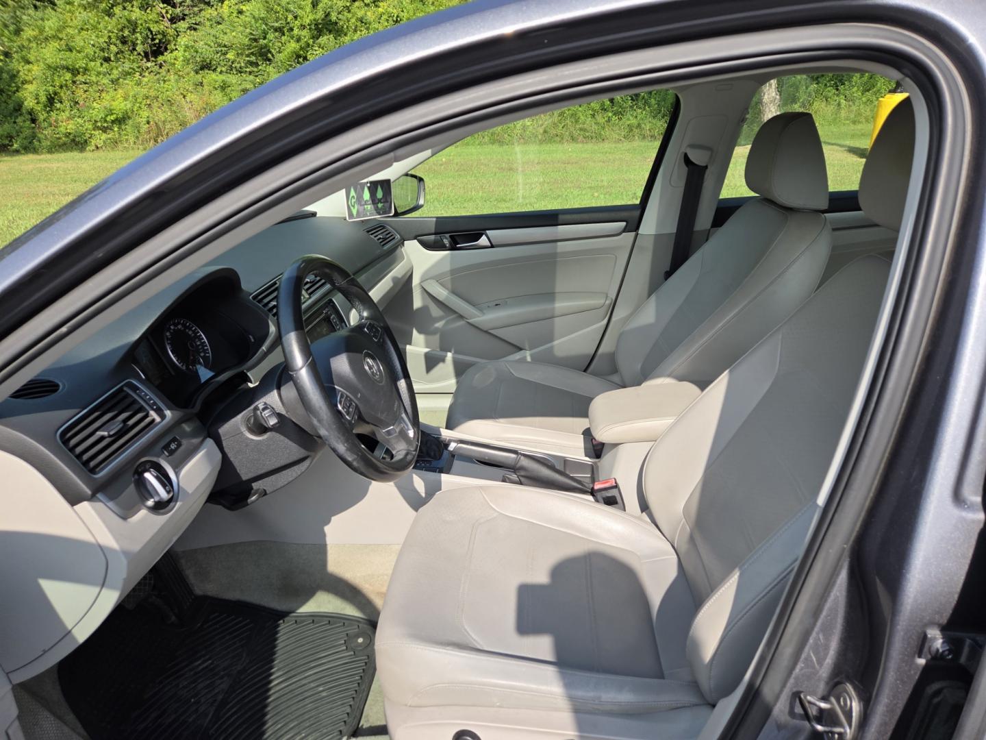 2014 Gray /Gray Volkswagen Passat 1.8T SE AT PZEV (1VWBT7A38EC) with an 1.8L L4 TURBO engine, 6-Speed Automatic transmission, located at 1221 Madison St., Shelbyville, TN, 37160, (931) 680-9439, 0.000000, 0.000000 - Photo#4