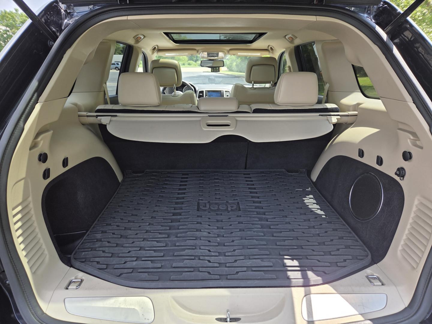 2012 Blue /Beige Jeep Grand Cherokee Limited 2WD (1C4RJEBG7CC) with an 3.6L V6 DOHC 24V engine, 5-Speed Automatic transmission, located at 1221 Madison St., Shelbyville, TN, 37160, (931) 680-9439, 0.000000, 0.000000 - Photo#3