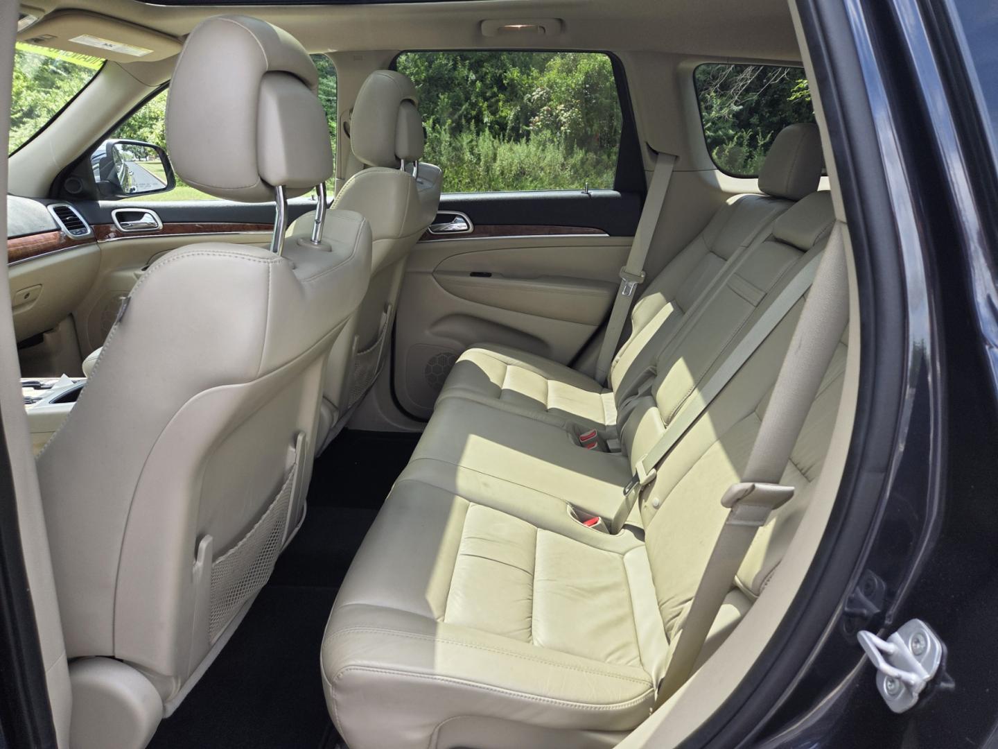 2012 Blue /Beige Jeep Grand Cherokee Limited 2WD (1C4RJEBG7CC) with an 3.6L V6 DOHC 24V engine, 5-Speed Automatic transmission, located at 1221 Madison St., Shelbyville, TN, 37160, (931) 680-9439, 0.000000, 0.000000 - Photo#4