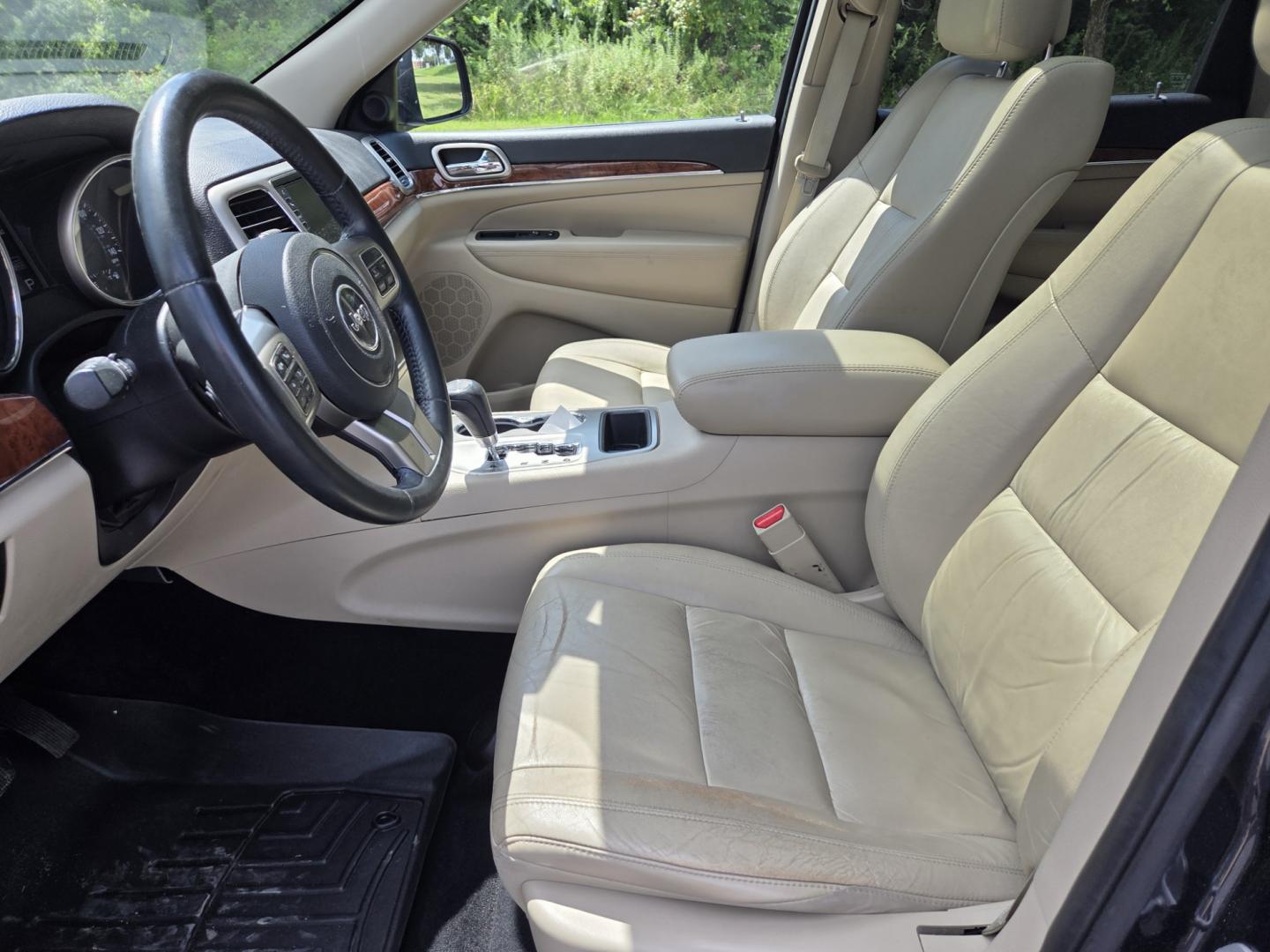 2012 Blue /Beige Jeep Grand Cherokee Limited 2WD (1C4RJEBG7CC) with an 3.6L V6 DOHC 24V engine, 5-Speed Automatic transmission, located at 1221 Madison St., Shelbyville, TN, 37160, (931) 680-9439, 0.000000, 0.000000 - Photo#5