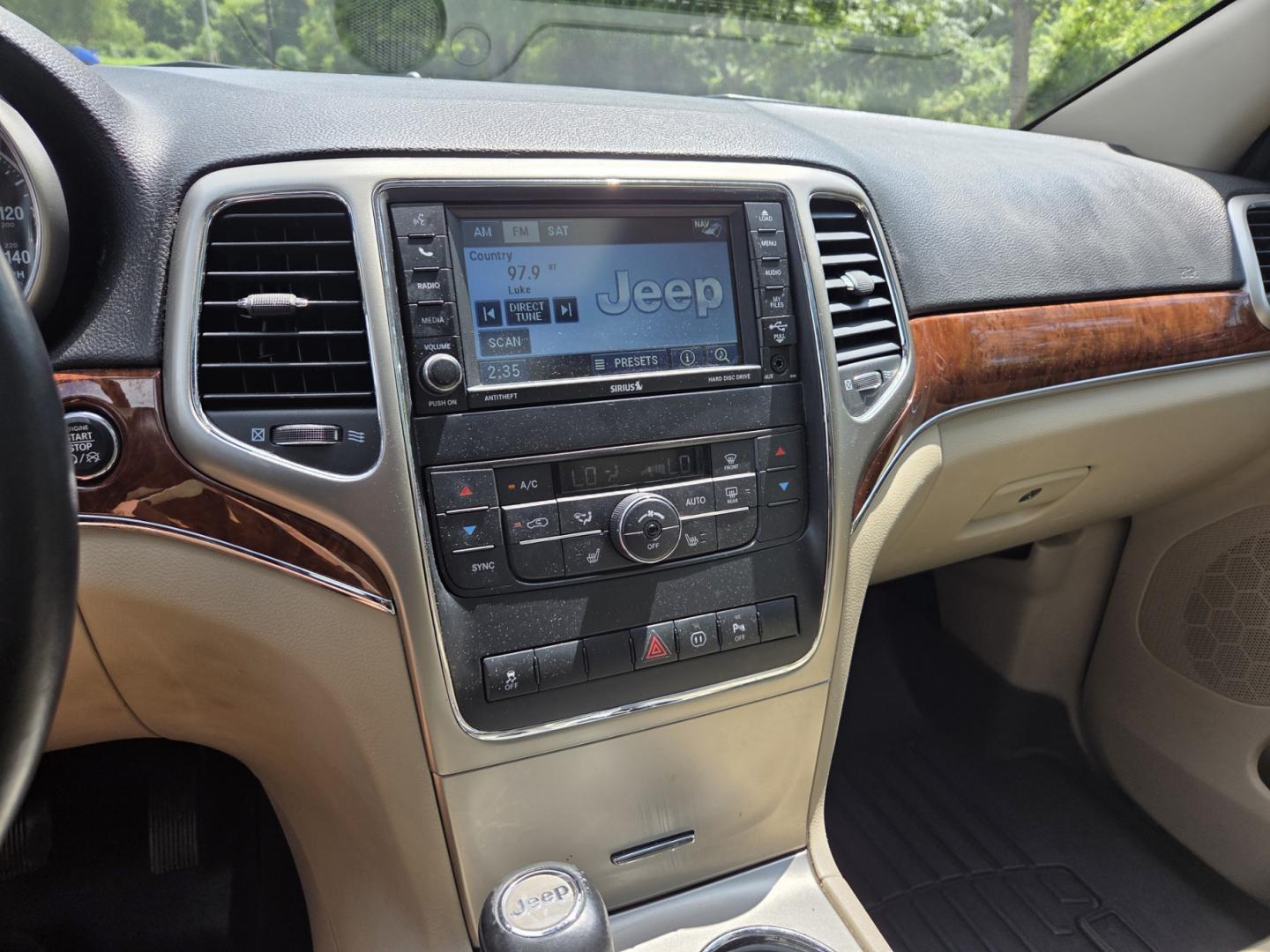 2012 Blue /Beige Jeep Grand Cherokee Limited 2WD (1C4RJEBG7CC) with an 3.6L V6 DOHC 24V engine, 5-Speed Automatic transmission, located at 1221 Madison St., Shelbyville, TN, 37160, (931) 680-9439, 0.000000, 0.000000 - Photo#7
