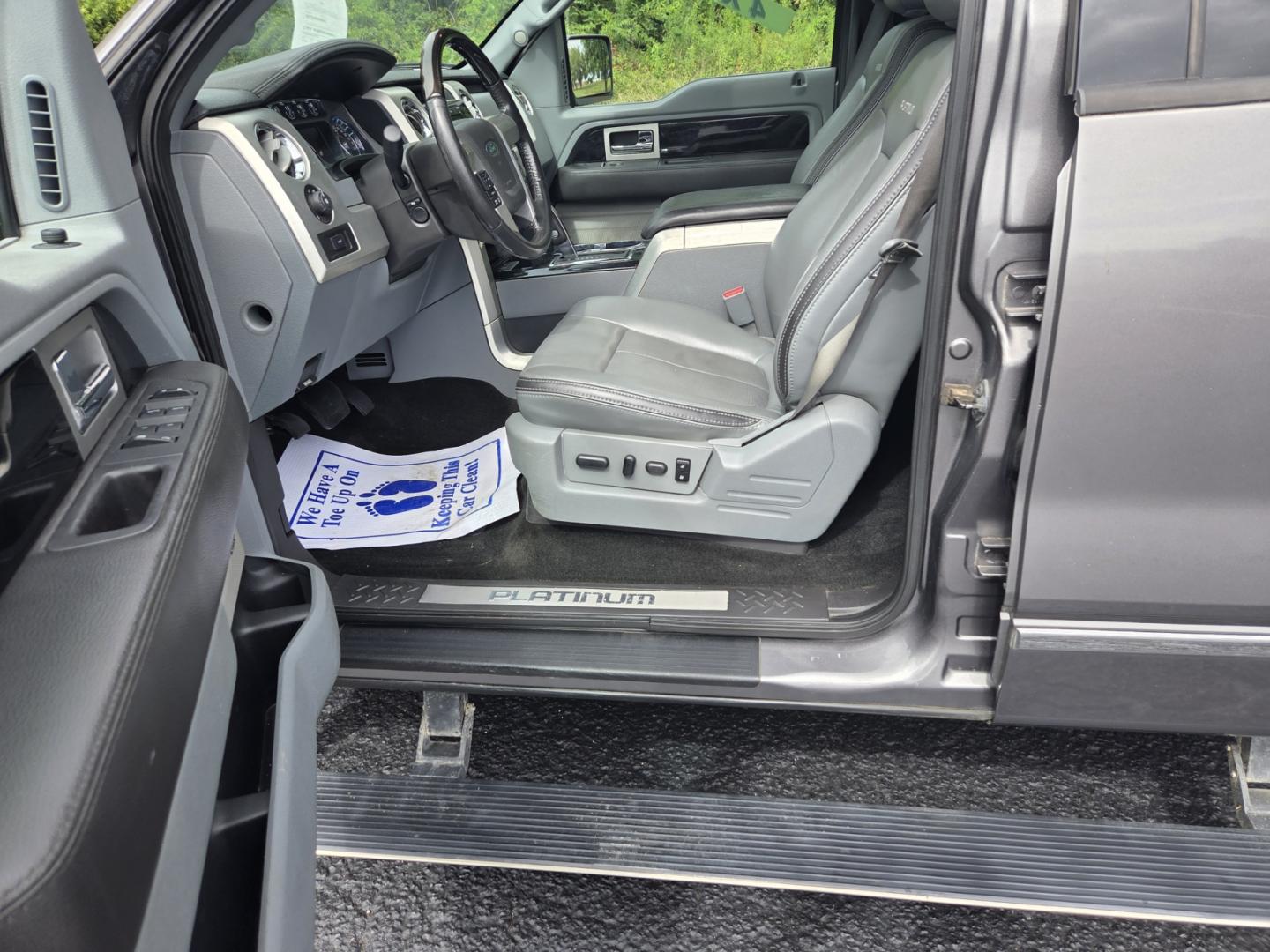 2011 Gray /Gray Ford F-150 Platinum SuperCrew 5.5-ft. Bed 4WD (1FTFW1ET5BF) with an 3.5L V6 engine, 4-Speed Automatic transmission, located at 1221 Madison St., Shelbyville, TN, 37160, (931) 680-9439, 0.000000, 0.000000 - Photo#6