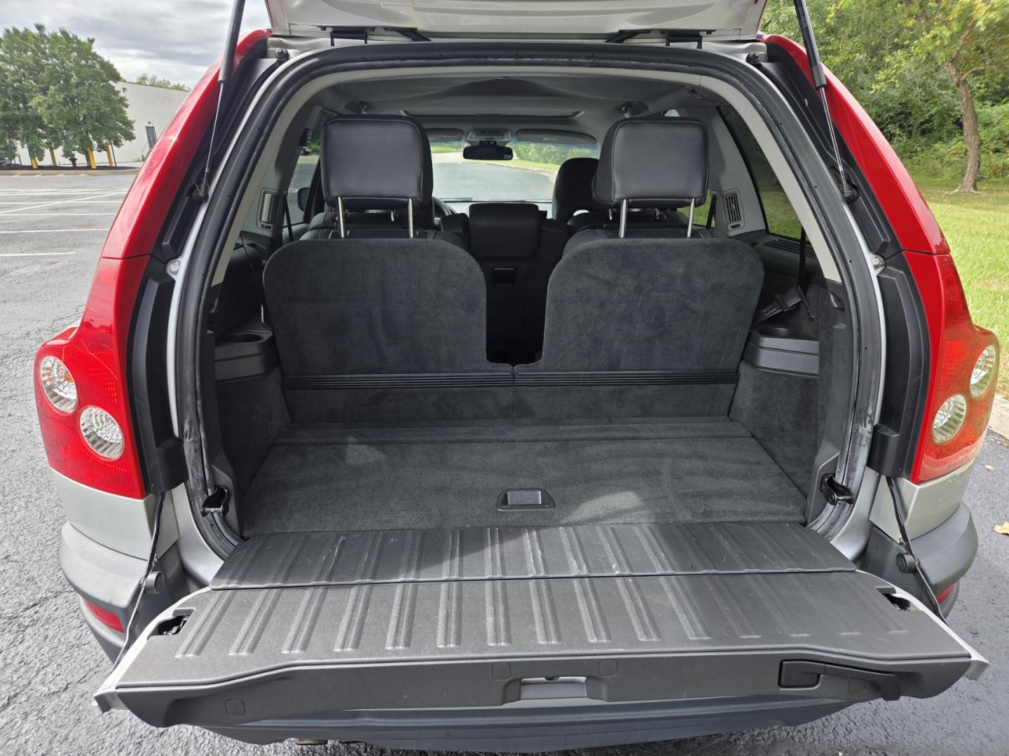 2005 Silver /Gray Volvo XC90 2.5T (YV1CY592751) with an 2.5L L5 DOHC 20V TURBO engine, 5-Speed Automatic transmission, located at 1221 Madison St., Shelbyville, TN, 37160, (931) 680-9439, 0.000000, 0.000000 - Photo#3