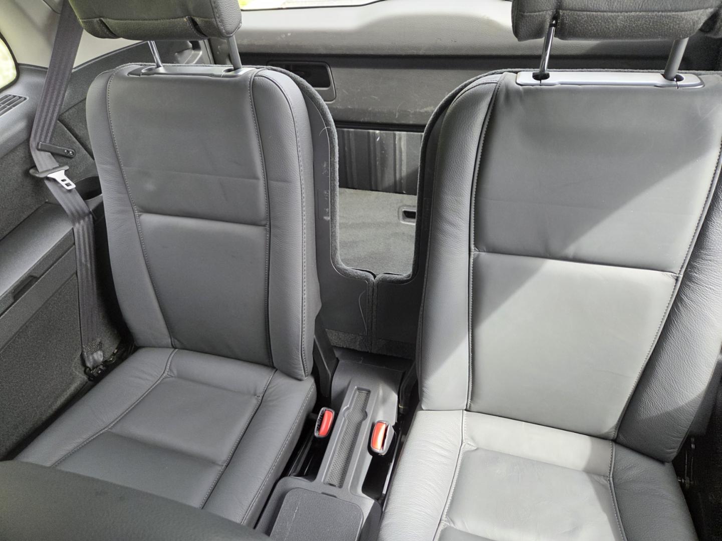 2005 Silver /Gray Volvo XC90 2.5T (YV1CY592751) with an 2.5L L5 DOHC 20V TURBO engine, 5-Speed Automatic transmission, located at 1221 Madison St., Shelbyville, TN, 37160, (931) 680-9439, 0.000000, 0.000000 - Photo#4