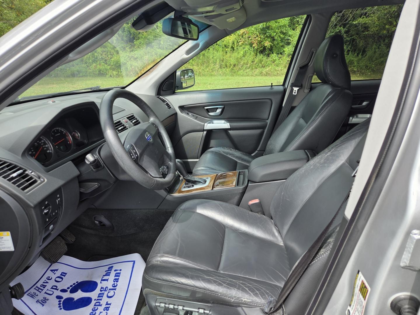 2005 Silver /Gray Volvo XC90 2.5T (YV1CY592751) with an 2.5L L5 DOHC 20V TURBO engine, 5-Speed Automatic transmission, located at 1221 Madison St., Shelbyville, TN, 37160, (931) 680-9439, 0.000000, 0.000000 - Photo#6