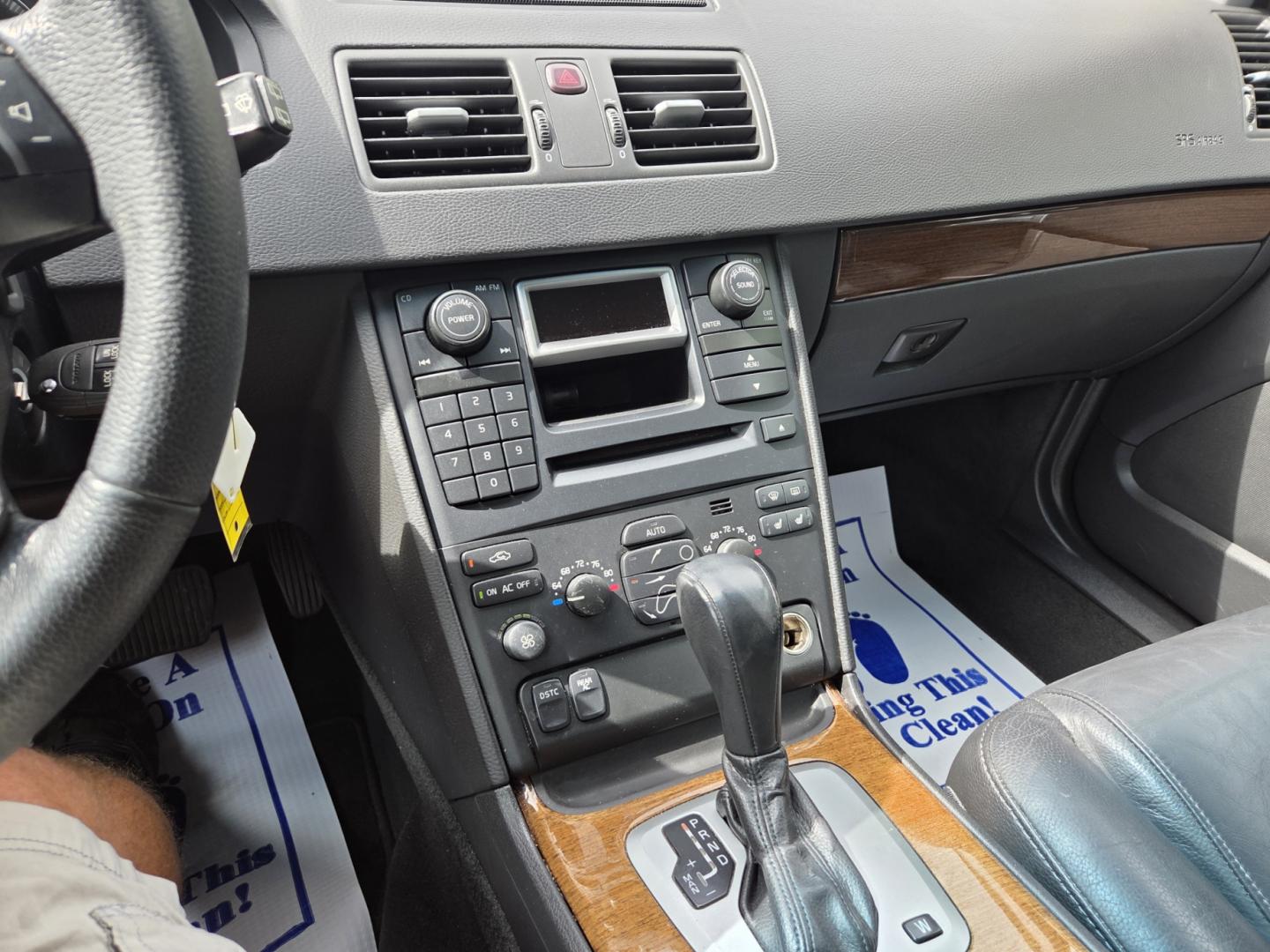 2005 Silver /Gray Volvo XC90 2.5T (YV1CY592751) with an 2.5L L5 DOHC 20V TURBO engine, 5-Speed Automatic transmission, located at 1221 Madison St., Shelbyville, TN, 37160, (931) 680-9439, 0.000000, 0.000000 - Photo#8