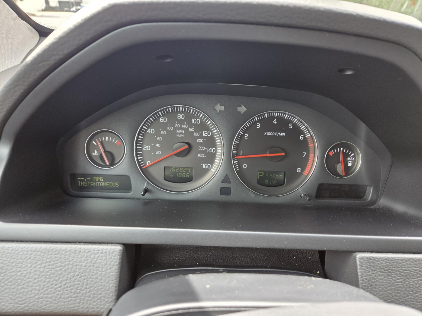 2005 Silver /Gray Volvo XC90 2.5T (YV1CY592751) with an 2.5L L5 DOHC 20V TURBO engine, 5-Speed Automatic transmission, located at 1221 Madison St., Shelbyville, TN, 37160, (931) 680-9439, 0.000000, 0.000000 - Photo#9