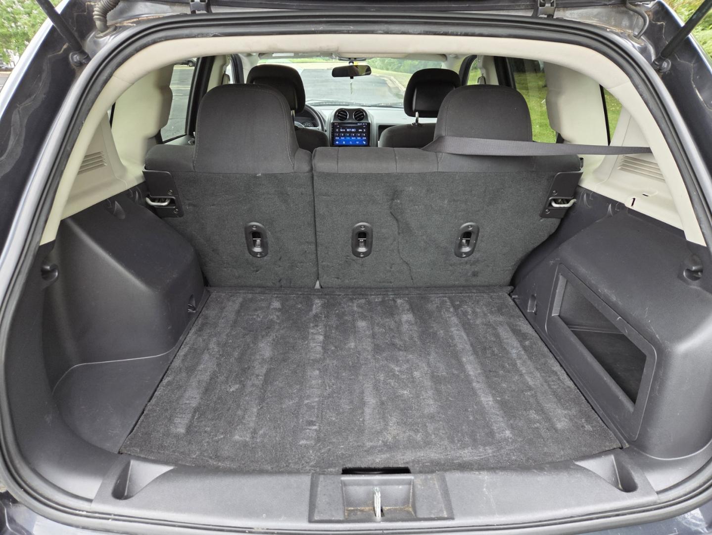 2014 Gray /Gray Jeep Compass Sport FWD (1C4NJCBA4ED) with an 2.0L L4 DOHC 16V engine, located at 1221 Madison St., Shelbyville, TN, 37160, (931) 680-9439, 0.000000, 0.000000 - Photo#3