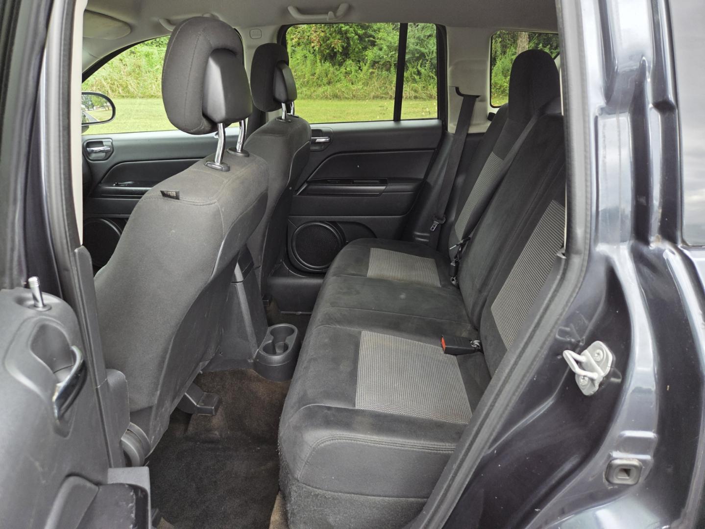 2014 Gray /Gray Jeep Compass Sport FWD (1C4NJCBA4ED) with an 2.0L L4 DOHC 16V engine, located at 1221 Madison St., Shelbyville, TN, 37160, (931) 680-9439, 0.000000, 0.000000 - Photo#4