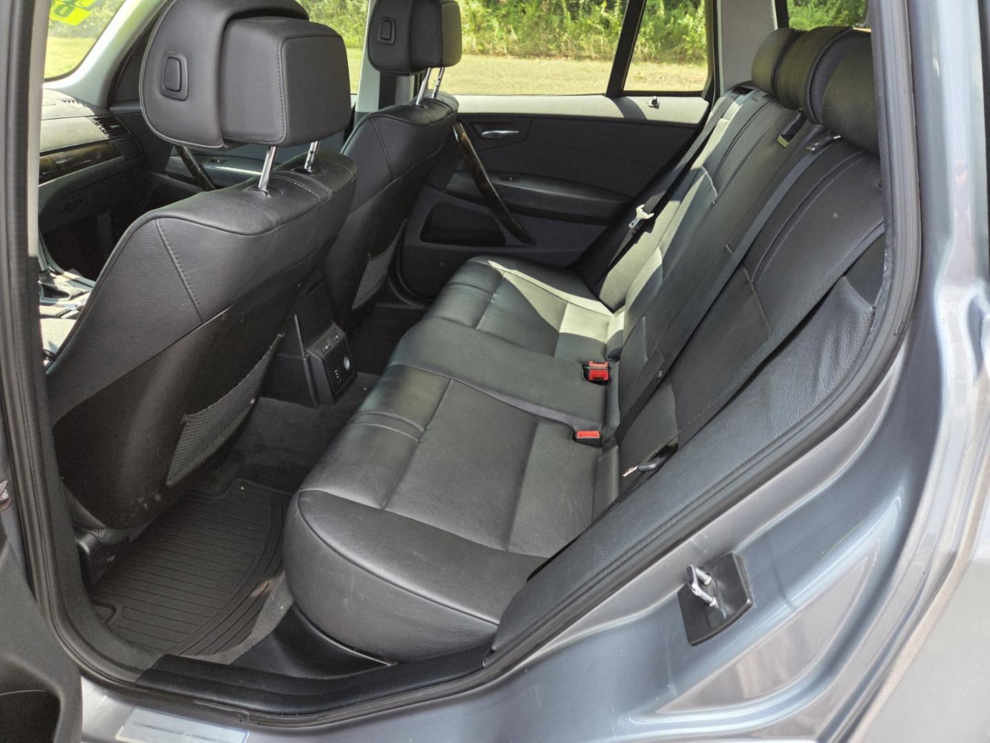 2010 Silver /Gray BMW X3 xDrive30i (WBXPC9C40AW) with an 3.0L L6 DOHC 24V engine, Automatic transmission, located at 1221 Madison St., Shelbyville, TN, 37160, (931) 680-9439, 0.000000, 0.000000 - Photo#4