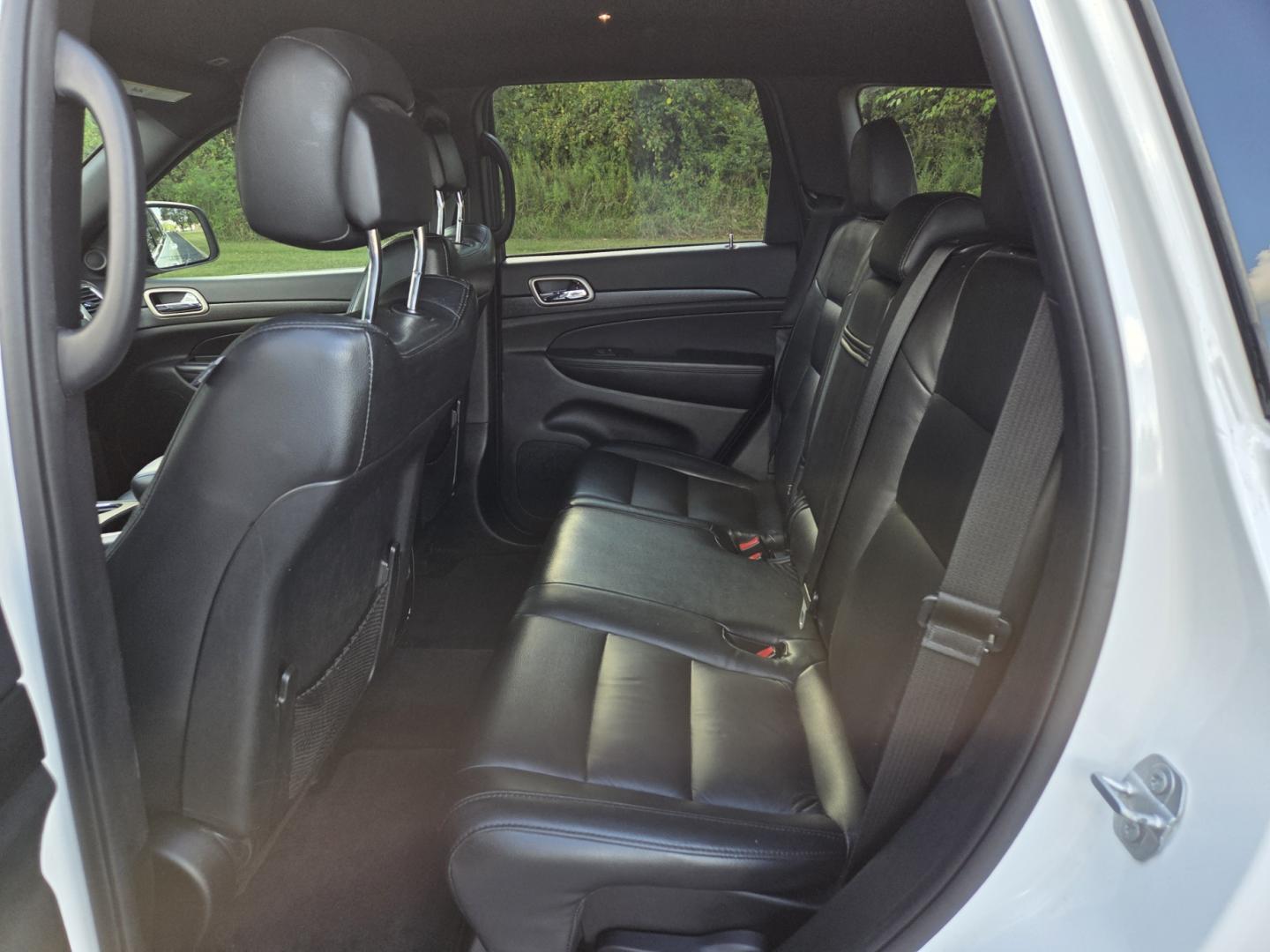 2017 WHITE /Black Jeep Grand Cherokee Laredo 2WD (1C4RJEAG6HC) with an 3.6L V6 DOHC 24V engine, 8A transmission, located at 1221 Madison St., Shelbyville, TN, 37160, (931) 680-9439, 0.000000, 0.000000 - Photo#4