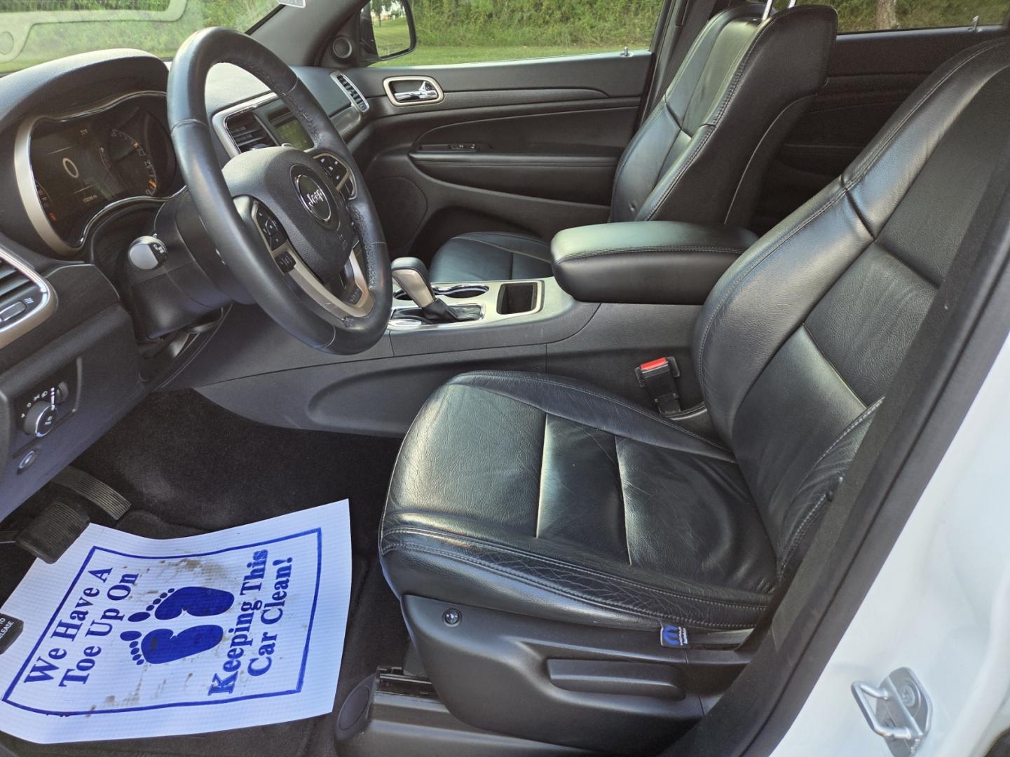 2017 WHITE /Black Jeep Grand Cherokee Laredo 2WD (1C4RJEAG6HC) with an 3.6L V6 DOHC 24V engine, 8A transmission, located at 1221 Madison St., Shelbyville, TN, 37160, (931) 680-9439, 0.000000, 0.000000 - Photo#5