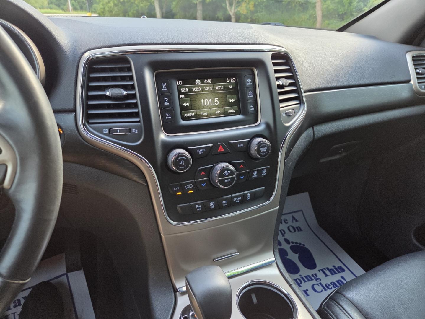 2017 WHITE /Black Jeep Grand Cherokee Laredo 2WD (1C4RJEAG6HC) with an 3.6L V6 DOHC 24V engine, 8A transmission, located at 1221 Madison St., Shelbyville, TN, 37160, (931) 680-9439, 0.000000, 0.000000 - Photo#7