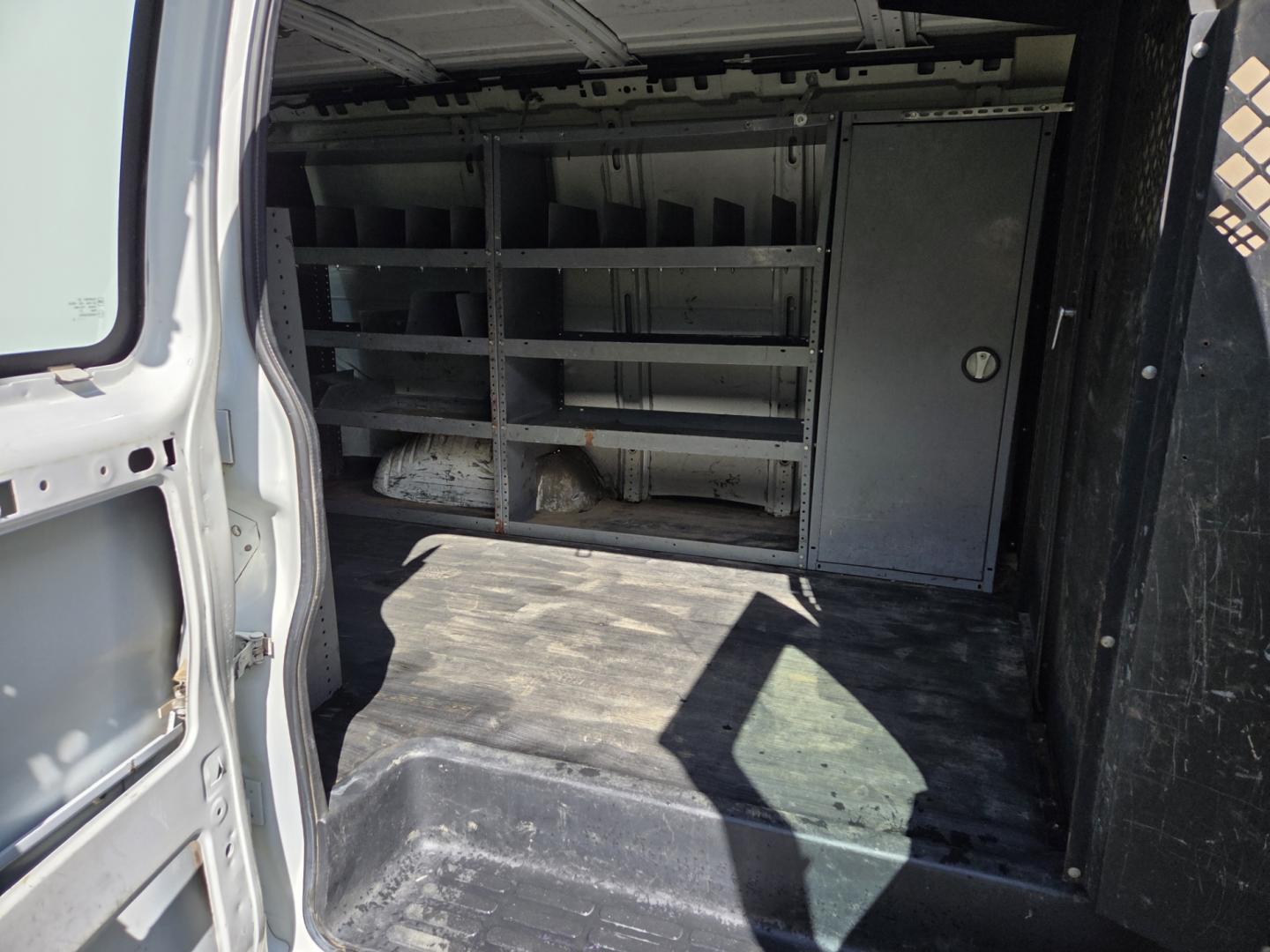 2013 WHITE /Brown GMC Savana G2500 Cargo (1GTW7FCA4D1) with an 4.8L V8 OHV 16V FFV engine, 6-Speed Automatic transmission, located at 1221 Madison St., Shelbyville, TN, 37160, (931) 680-9439, 0.000000, 0.000000 - Photo#2