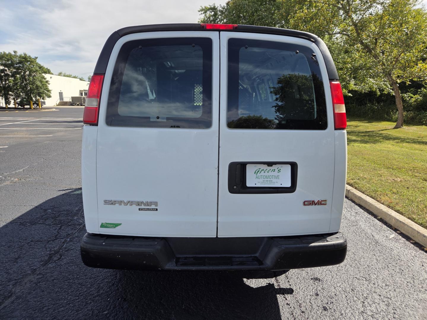 2013 WHITE /Brown GMC Savana G2500 Cargo (1GTW7FCA4D1) with an 4.8L V8 OHV 16V FFV engine, 6-Speed Automatic transmission, located at 1221 Madison St., Shelbyville, TN, 37160, (931) 680-9439, 0.000000, 0.000000 - Photo#4
