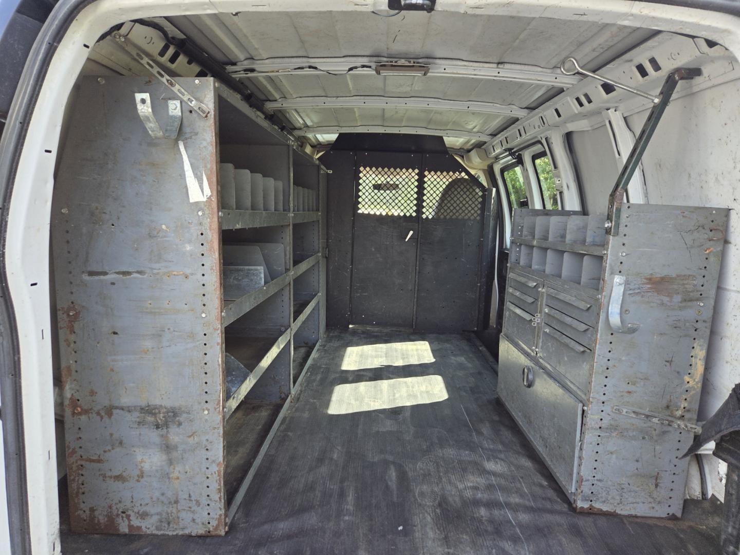 2013 WHITE /Brown GMC Savana G2500 Cargo (1GTW7FCA4D1) with an 4.8L V8 OHV 16V FFV engine, 6-Speed Automatic transmission, located at 1221 Madison St., Shelbyville, TN, 37160, (931) 680-9439, 0.000000, 0.000000 - Photo#5