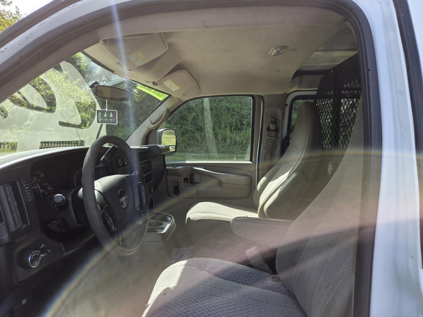 2013 WHITE /Brown GMC Savana G2500 Cargo (1GTW7FCA4D1) with an 4.8L V8 OHV 16V FFV engine, 6-Speed Automatic transmission, located at 1221 Madison St., Shelbyville, TN, 37160, (931) 680-9439, 0.000000, 0.000000 - Photo#7