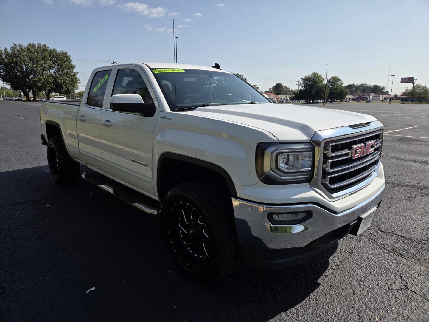 2017 WHITE /Black GMC Sierra 1500 SLE Double Cab 4WD (1GTV2MEC7HZ) with an 5.3L V8 OHV 16V engine, 6A transmission, located at 1221 Madison St., Shelbyville, TN, 37160, (931) 680-9439, 0.000000, 0.000000 - Photo#1