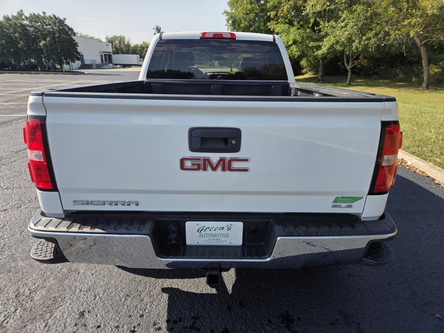 2017 WHITE /Black GMC Sierra 1500 SLE Double Cab 4WD (1GTV2MEC7HZ) with an 5.3L V8 OHV 16V engine, 6A transmission, located at 1221 Madison St., Shelbyville, TN, 37160, (931) 680-9439, 0.000000, 0.000000 - Photo#2