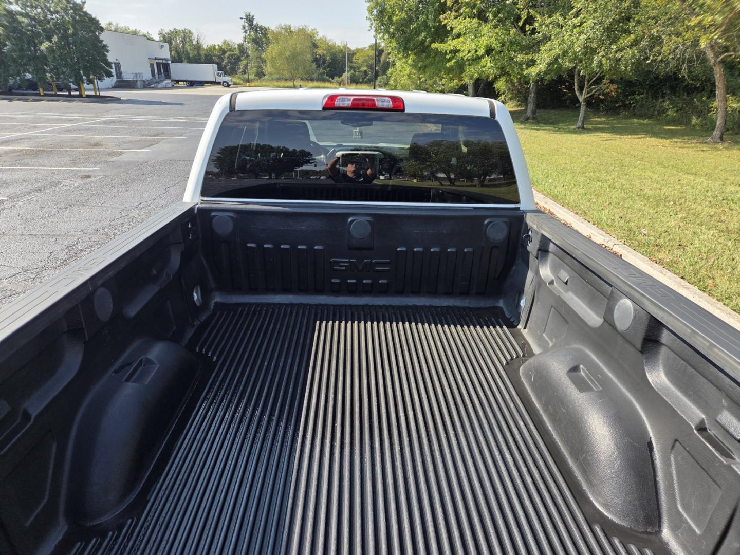 2017 WHITE /Black GMC Sierra 1500 SLE Double Cab 4WD (1GTV2MEC7HZ) with an 5.3L V8 OHV 16V engine, 6A transmission, located at 1221 Madison St., Shelbyville, TN, 37160, (931) 680-9439, 0.000000, 0.000000 - Photo#3