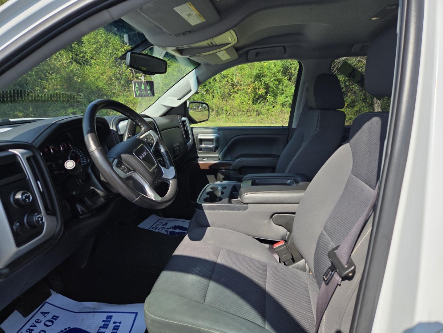 2017 WHITE /Black GMC Sierra 1500 SLE Double Cab 4WD (1GTV2MEC7HZ) with an 5.3L V8 OHV 16V engine, 6A transmission, located at 1221 Madison St., Shelbyville, TN, 37160, (931) 680-9439, 0.000000, 0.000000 - Photo#5