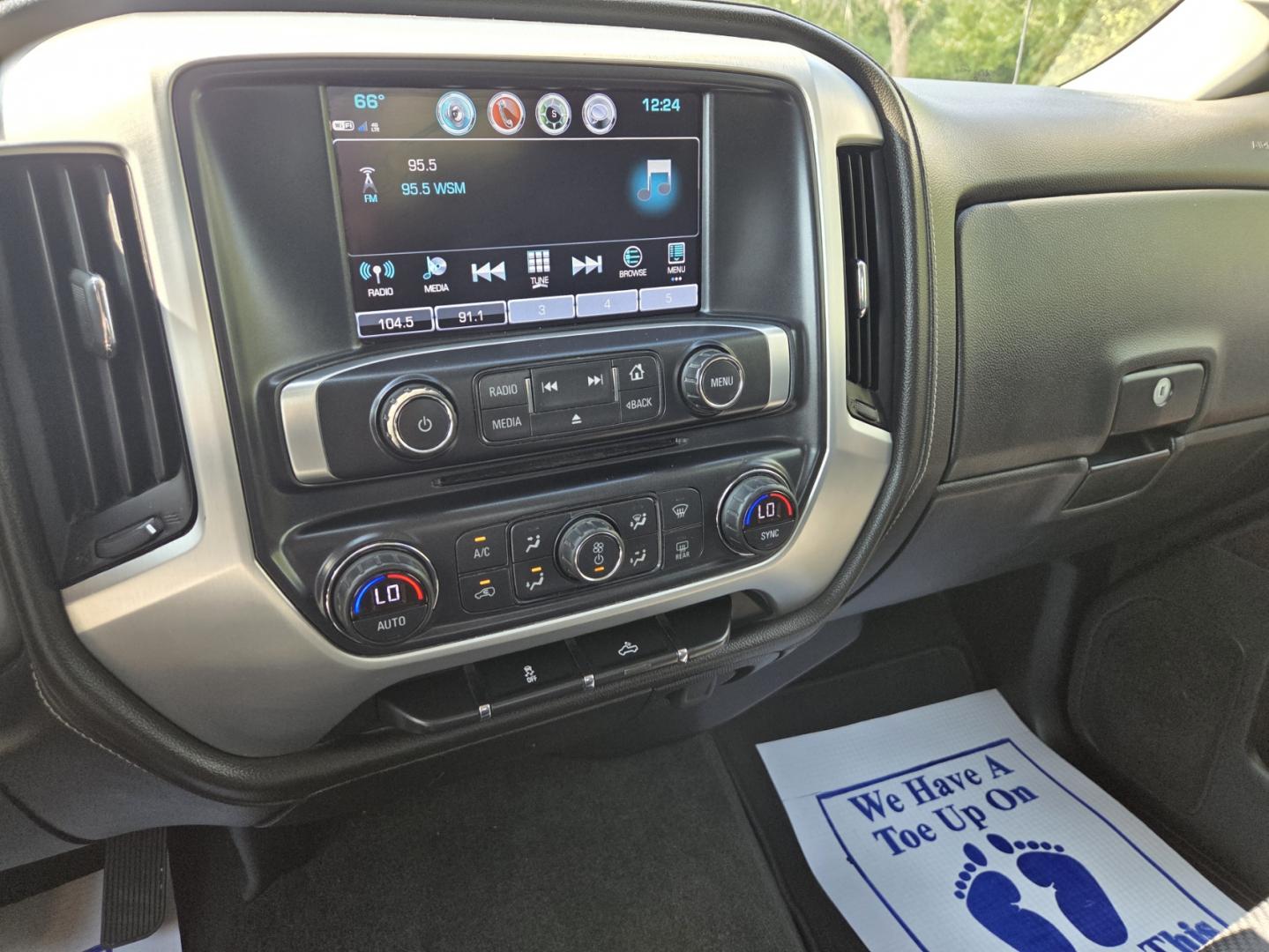 2017 WHITE /Black GMC Sierra 1500 SLE Double Cab 4WD (1GTV2MEC7HZ) with an 5.3L V8 OHV 16V engine, 6A transmission, located at 1221 Madison St., Shelbyville, TN, 37160, (931) 680-9439, 0.000000, 0.000000 - Photo#6
