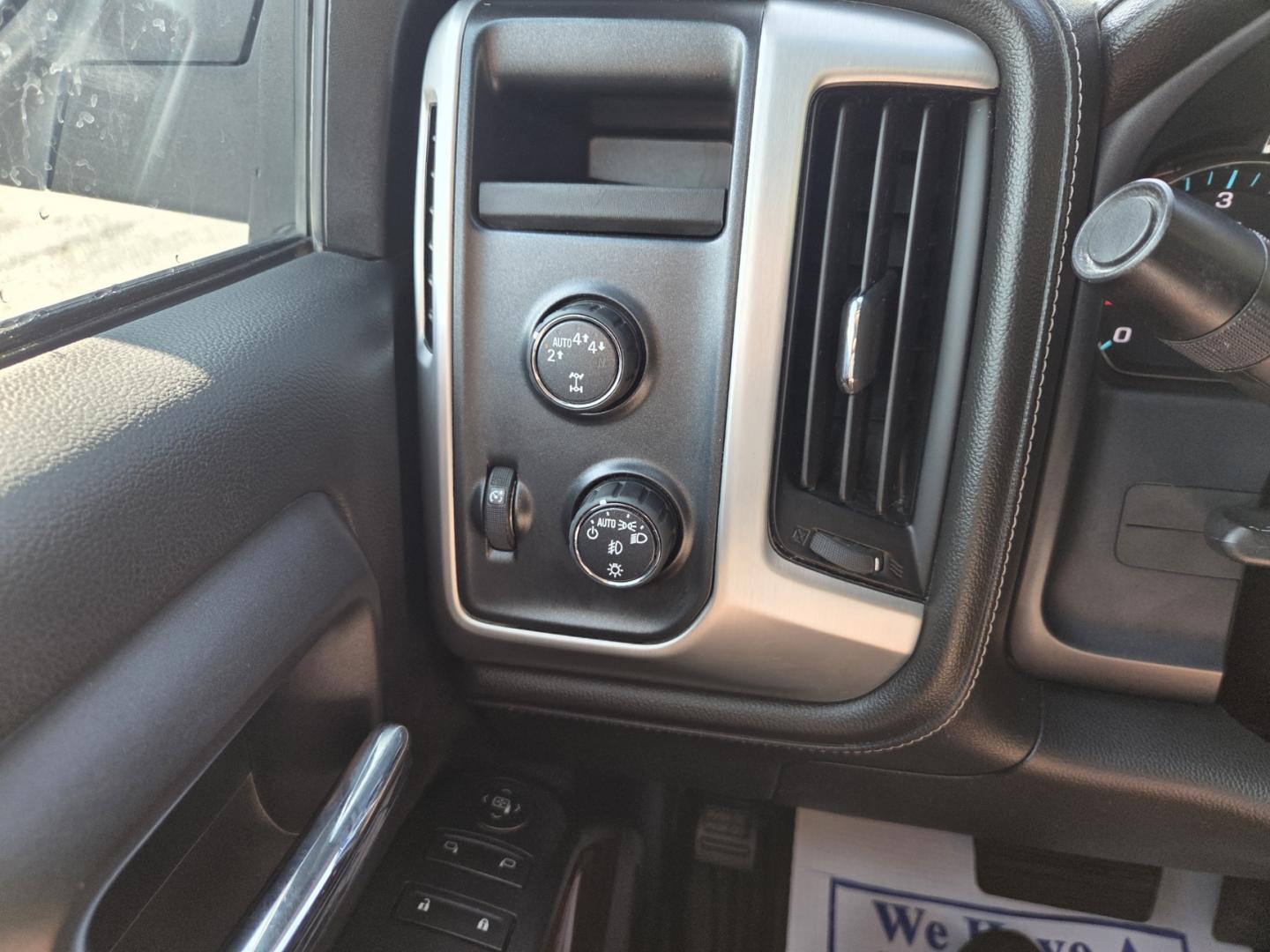2017 WHITE /Black GMC Sierra 1500 SLE Double Cab 4WD (1GTV2MEC7HZ) with an 5.3L V8 OHV 16V engine, 6A transmission, located at 1221 Madison St., Shelbyville, TN, 37160, (931) 680-9439, 0.000000, 0.000000 - Photo#8