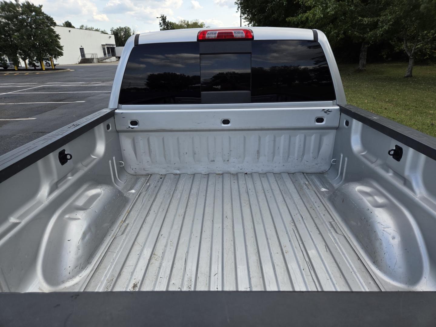 2017 SILVER /Black GMC Sierra 1500 SLT Crew Cab Long Box 4WD (3GTU2NEC4HG) with an 5.3L V8 OHV 16V engine, 6A transmission, located at 1221 Madison St., Shelbyville, TN, 37160, (931) 680-9439, 0.000000, 0.000000 - Photo#5