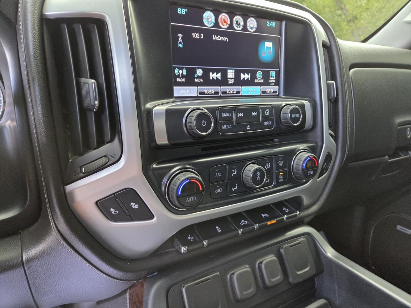 2017 SILVER /Black GMC Sierra 1500 SLT Crew Cab Long Box 4WD (3GTU2NEC4HG) with an 5.3L V8 OHV 16V engine, 6A transmission, located at 1221 Madison St., Shelbyville, TN, 37160, (931) 680-9439, 0.000000, 0.000000 - Photo#9