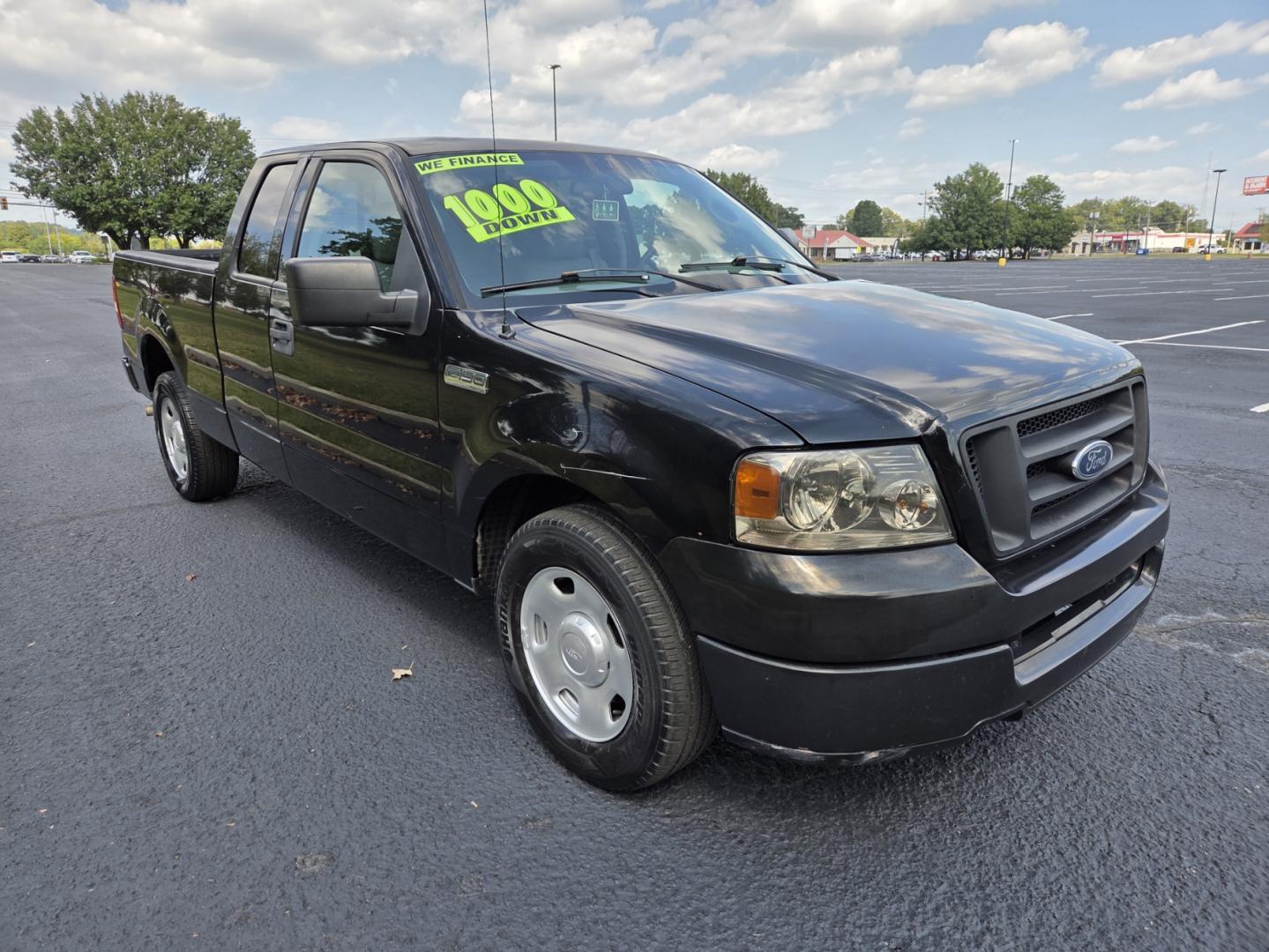 2004 BLACK /Gray Ford F-150 XL SuperCab 2WD (1FTRX12W84N) with an 4.6L V8 SOHC 16V engine, 4-Speed Automatic Overdrive transmission, located at 1221 Madison St., Shelbyville, TN, 37160, (931) 680-9439, 0.000000, 0.000000 - Photo#1
