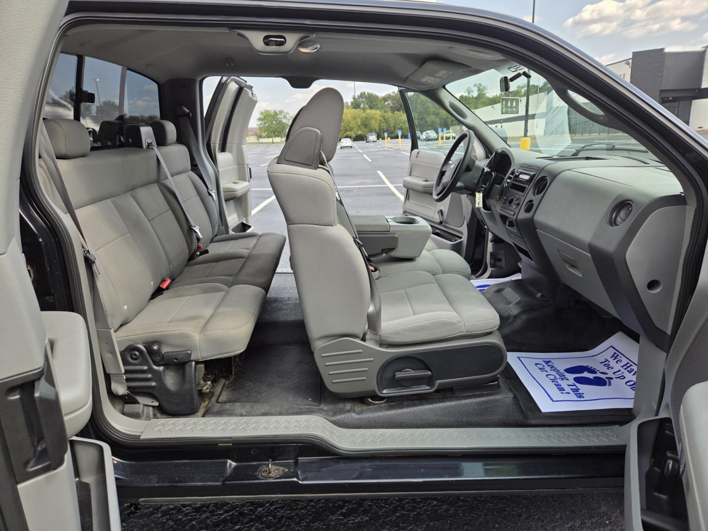 2004 BLACK /Gray Ford F-150 XL SuperCab 2WD (1FTRX12W84N) with an 4.6L V8 SOHC 16V engine, 4-Speed Automatic Overdrive transmission, located at 1221 Madison St., Shelbyville, TN, 37160, (931) 680-9439, 0.000000, 0.000000 - Photo#4