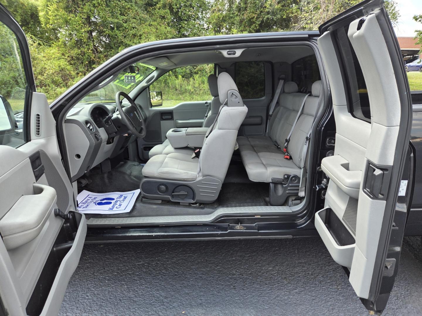 2004 BLACK /Gray Ford F-150 XL SuperCab 2WD (1FTRX12W84N) with an 4.6L V8 SOHC 16V engine, 4-Speed Automatic Overdrive transmission, located at 1221 Madison St., Shelbyville, TN, 37160, (931) 680-9439, 0.000000, 0.000000 - Photo#5
