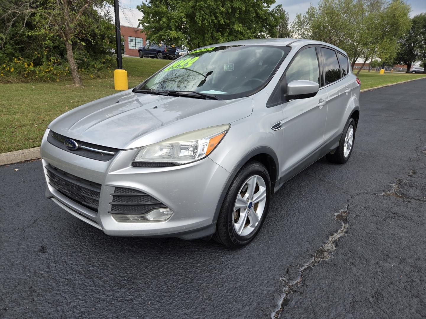 2013 SILVER /Gray Ford Escape SE FWD (1FMCU0GX2DU) with an 1.6L L4 DOHC 16V engine, 6-Speed Automatic transmission, located at 1221 Madison St., Shelbyville, TN, 37160, (931) 680-9439, 0.000000, 0.000000 - Photo#0
