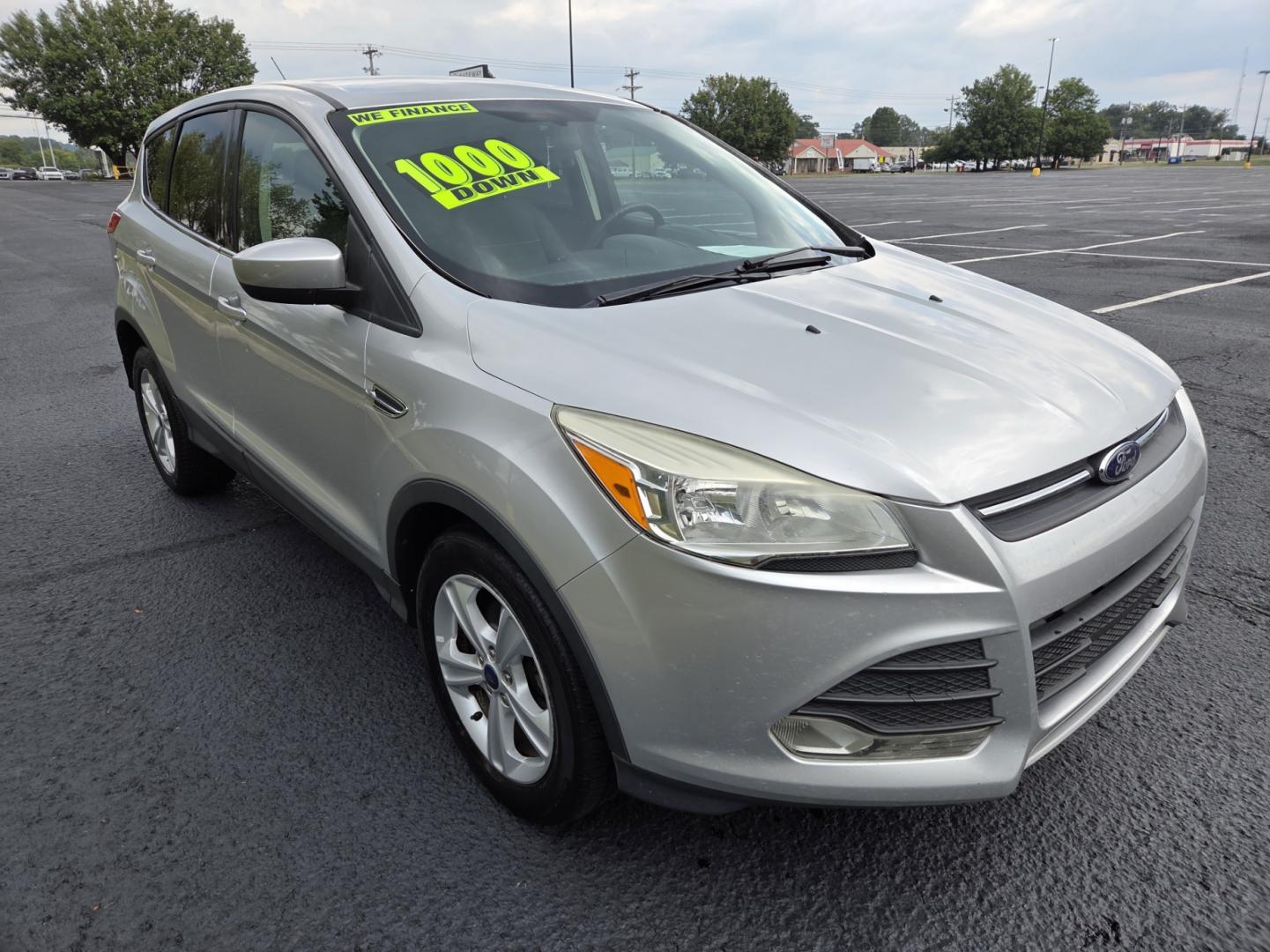 2013 SILVER /Gray Ford Escape SE FWD (1FMCU0GX2DU) with an 1.6L L4 DOHC 16V engine, 6-Speed Automatic transmission, located at 1221 Madison St., Shelbyville, TN, 37160, (931) 680-9439, 0.000000, 0.000000 - Photo#1