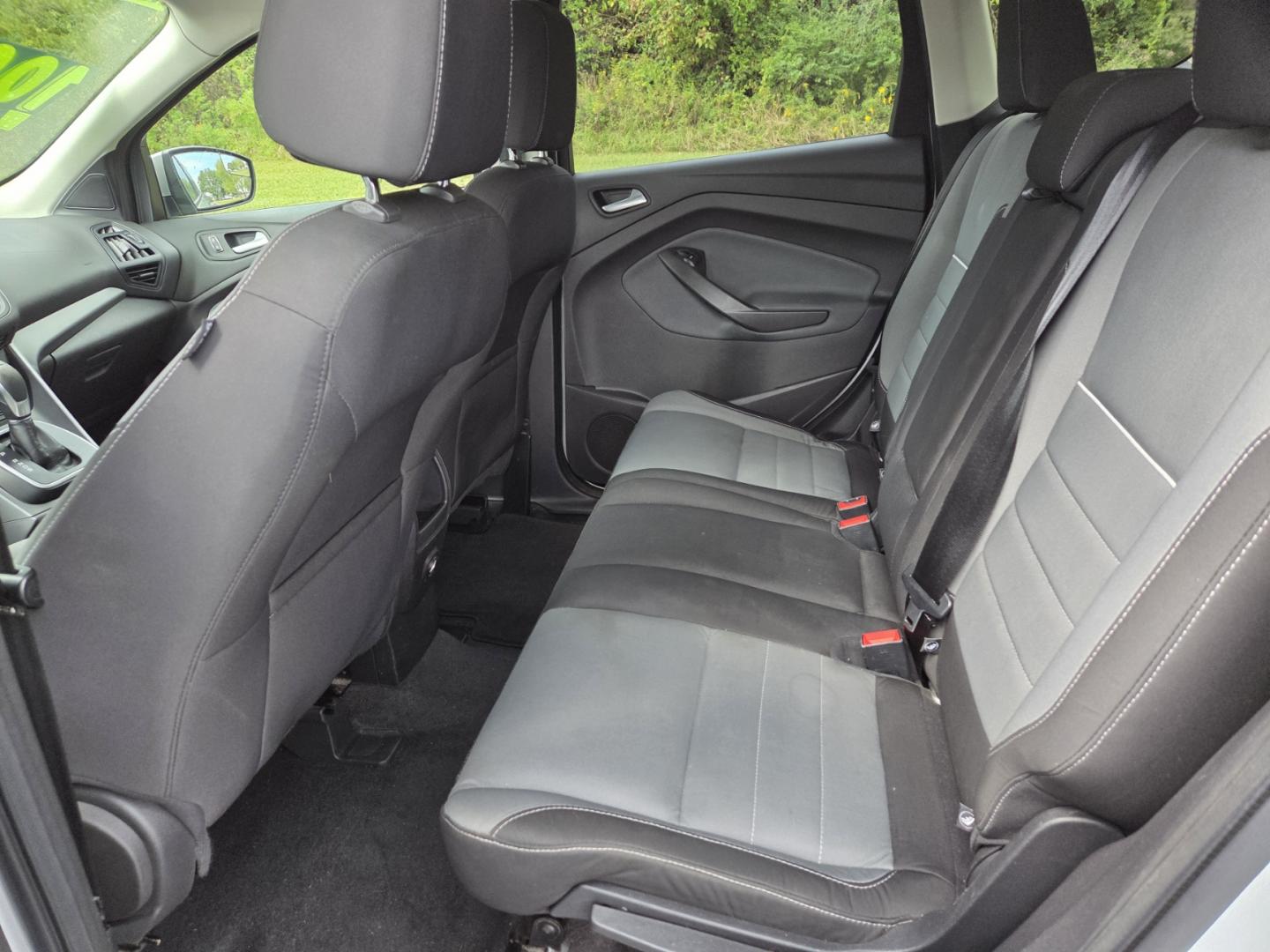 2013 SILVER /Gray Ford Escape SE FWD (1FMCU0GX2DU) with an 1.6L L4 DOHC 16V engine, 6-Speed Automatic transmission, located at 1221 Madison St., Shelbyville, TN, 37160, (931) 680-9439, 0.000000, 0.000000 - Photo#4