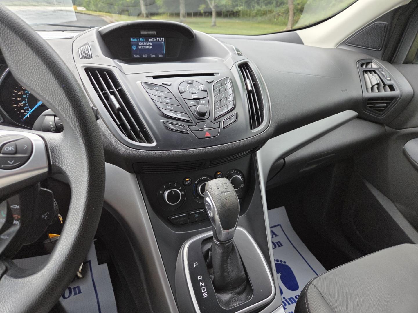 2013 SILVER /Gray Ford Escape SE FWD (1FMCU0GX2DU) with an 1.6L L4 DOHC 16V engine, 6-Speed Automatic transmission, located at 1221 Madison St., Shelbyville, TN, 37160, (931) 680-9439, 0.000000, 0.000000 - Photo#6