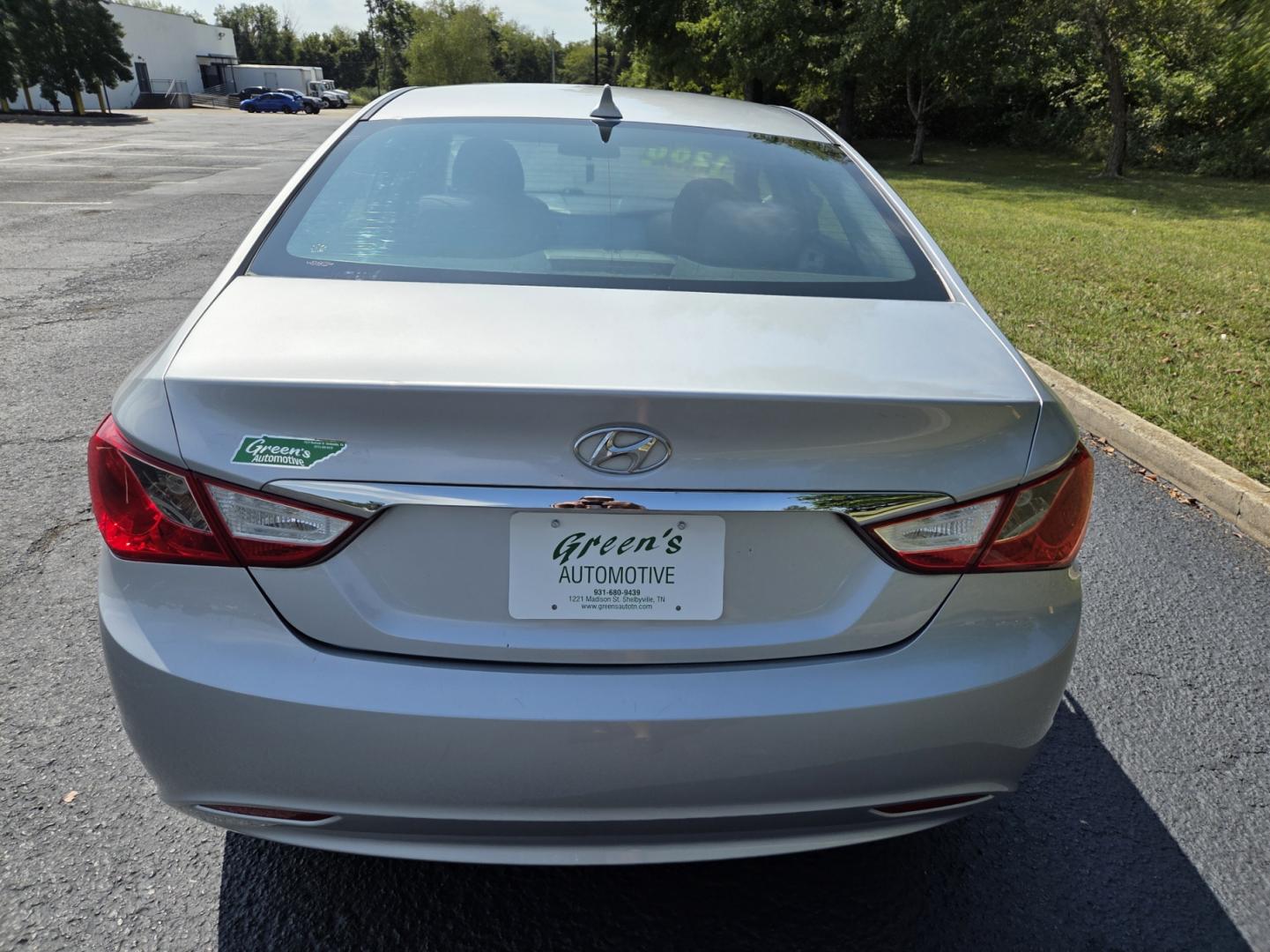 2011 SILVER /Gray Hyundai Sonata GLS Auto (5NPEB4ACXBH) with an 2.4L L4 DOHC 16V engine, 5-Speed Automatic transmission, located at 1221 Madison St., Shelbyville, TN, 37160, (931) 680-9439, 0.000000, 0.000000 - Photo#2